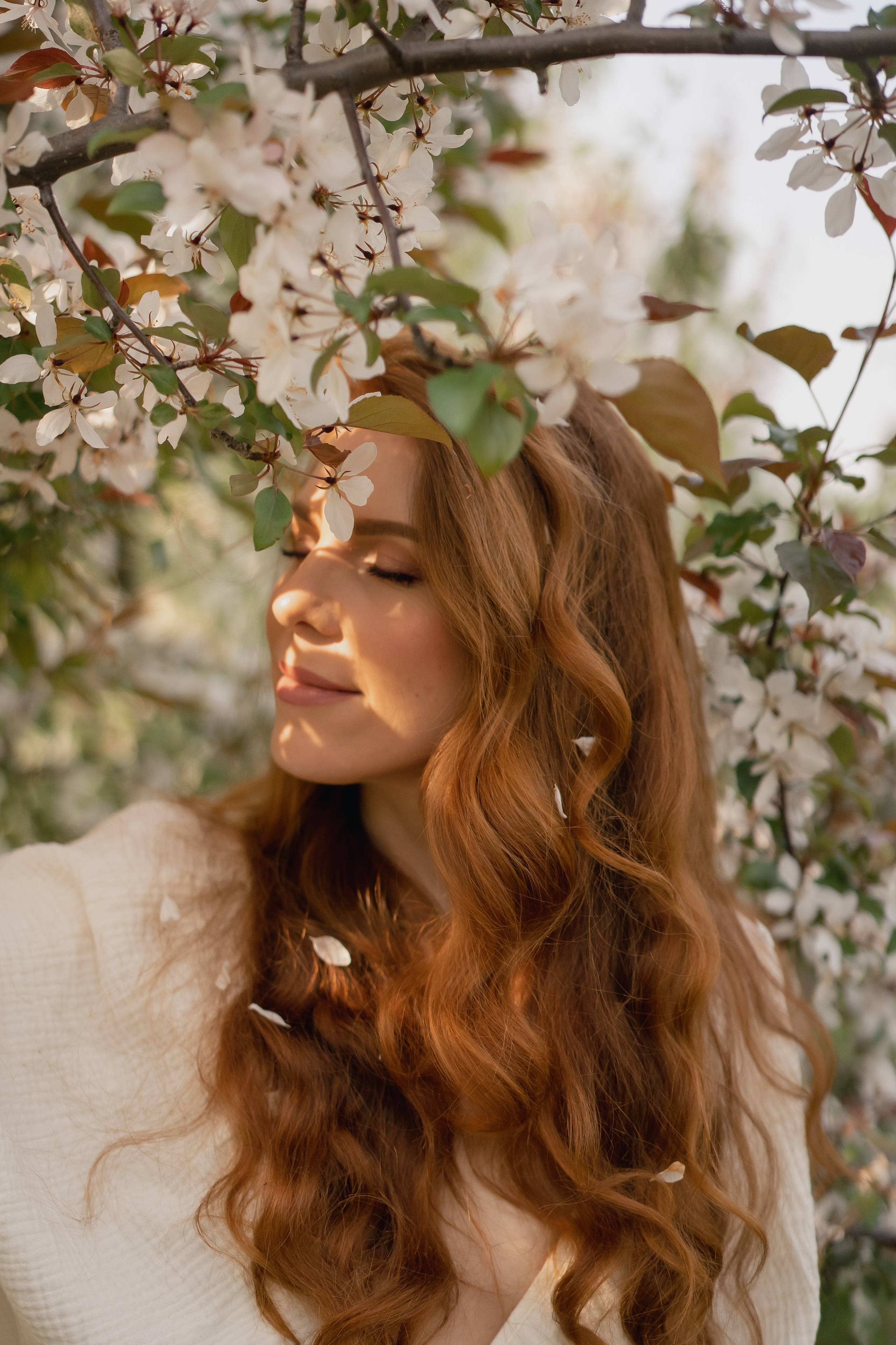 Фотосессия в цветущих яблонях. Рыжкова Елена — контент фотограф Москва Тюмень. Стилизация съемки