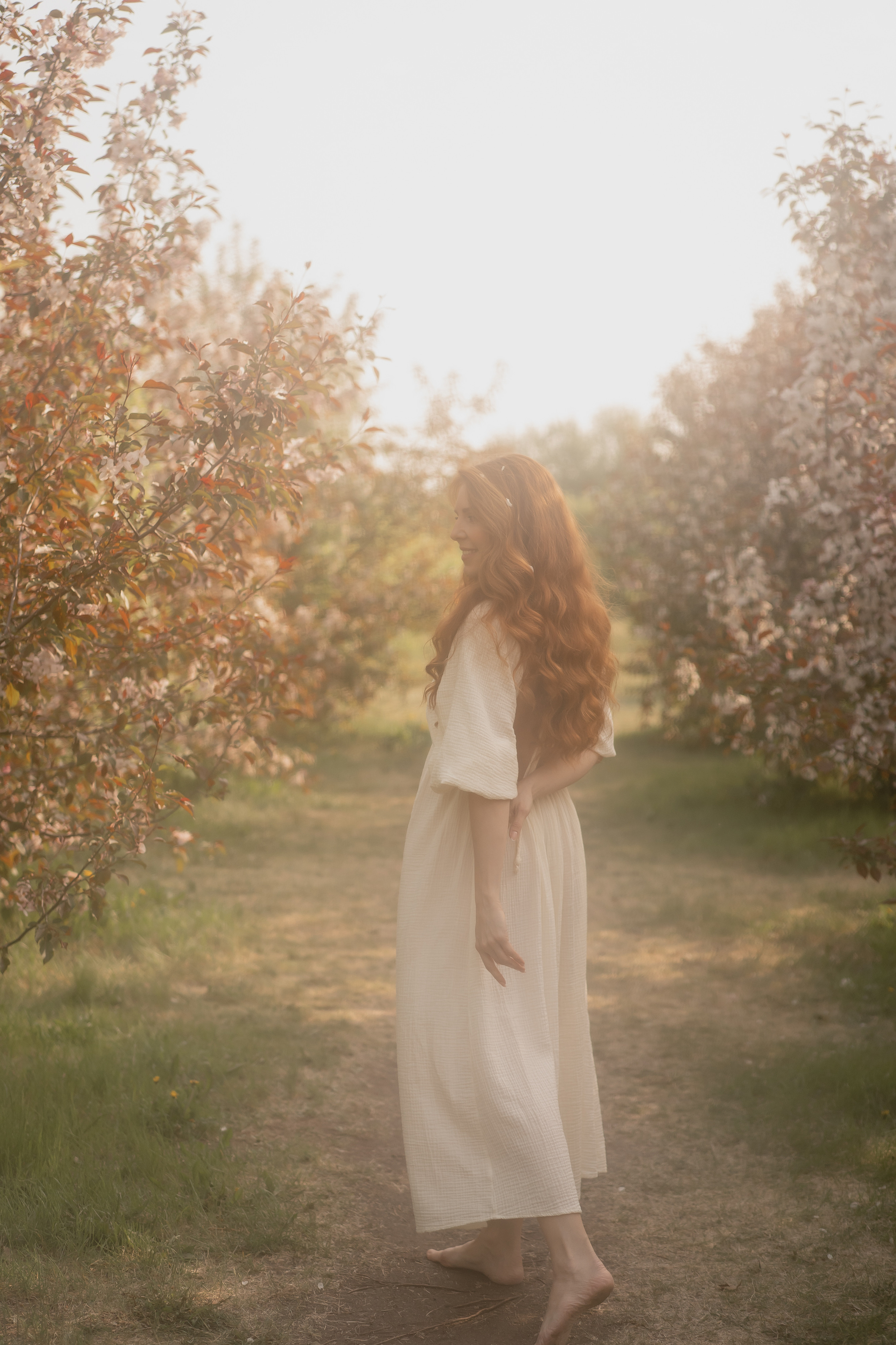 Фотосессия в цветущих яблонях. Рыжкова Елена — контент фотограф Москва Тюмень. Стилизация съемки