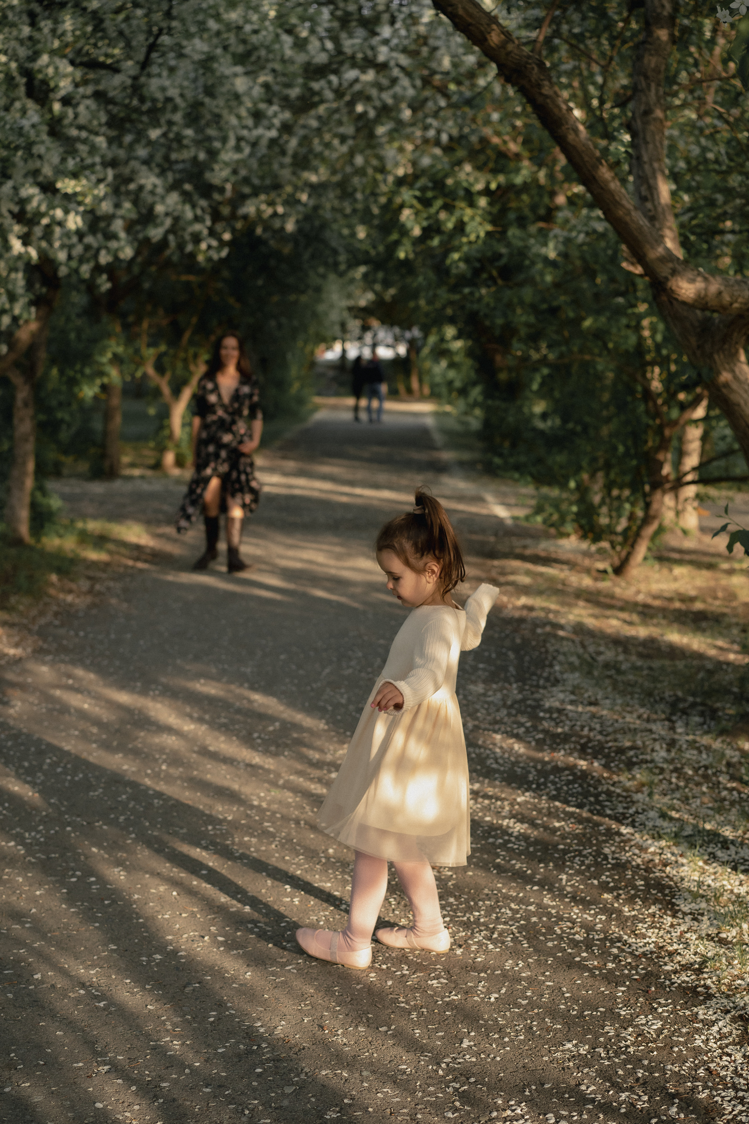 Семейная фотосессия в цветущих яблонях. Рыжкова Елена — контент фотограф Москва Тюмень. Стилизация съемки