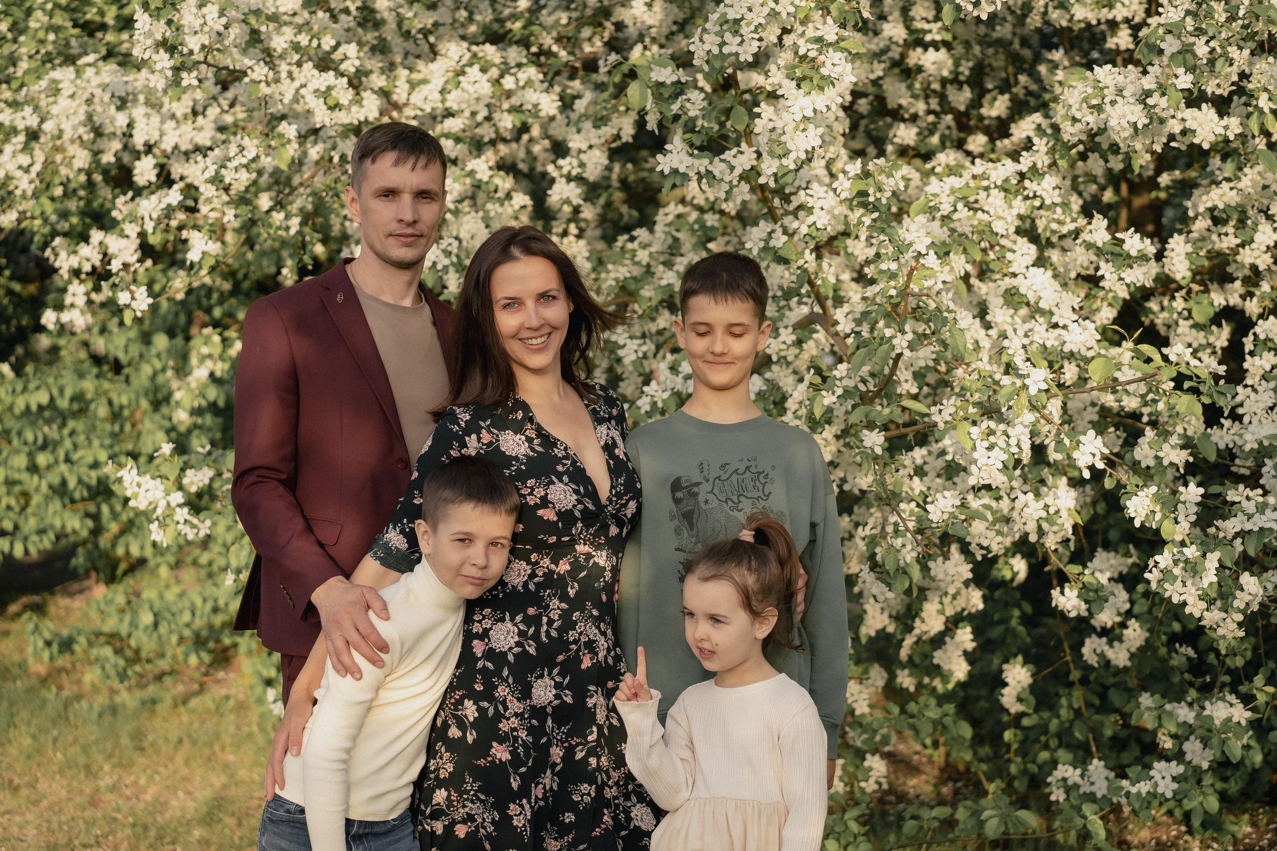 Семейная фотосессия в цветущих яблонях. Рыжкова Елена — контент фотограф Москва Тюмень. Стилизация съемки