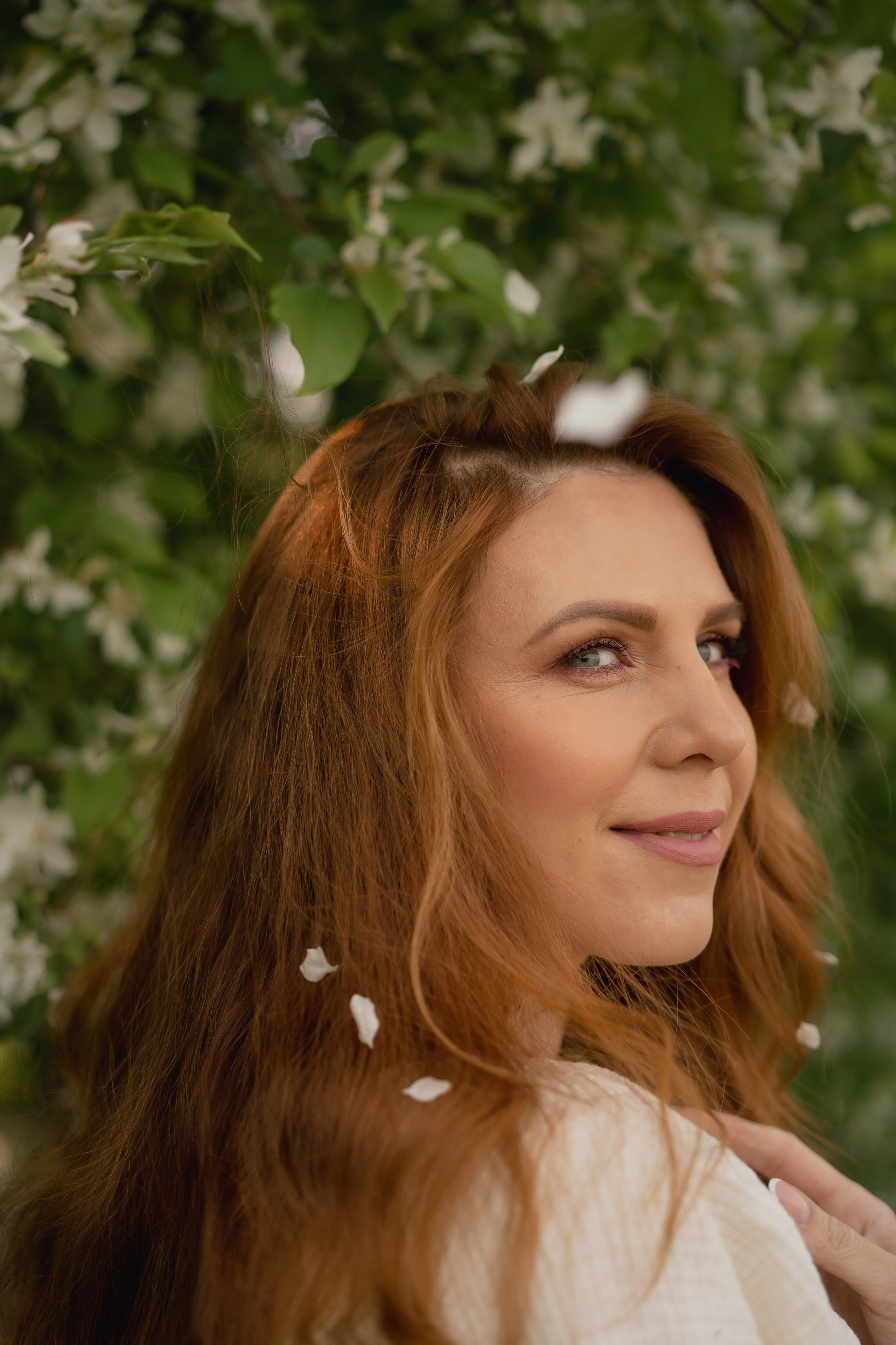 Фотосессия в цветущих яблонях. Рыжкова Елена — контент фотограф Москва Тюмень. Стилизация съемки