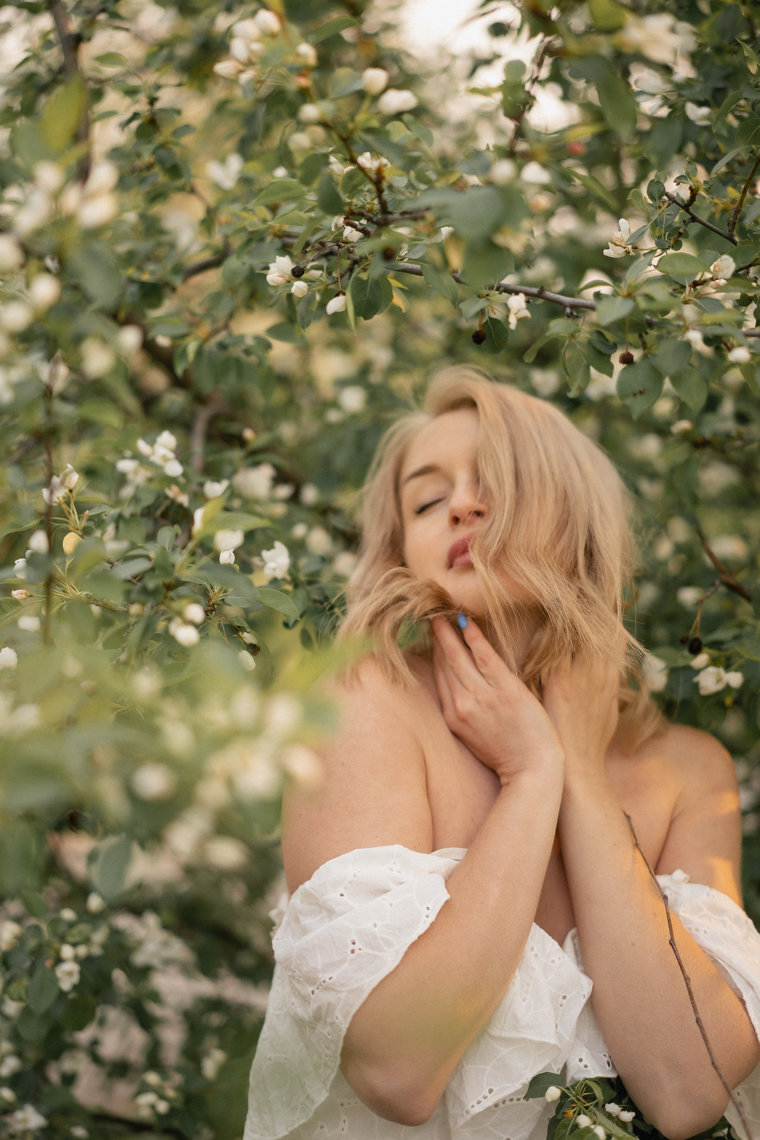Юлия, фотосессия в цветущих яблонях. Рыжкова Елена — контент фотограф Москва Тюмень. Стилизация съемки