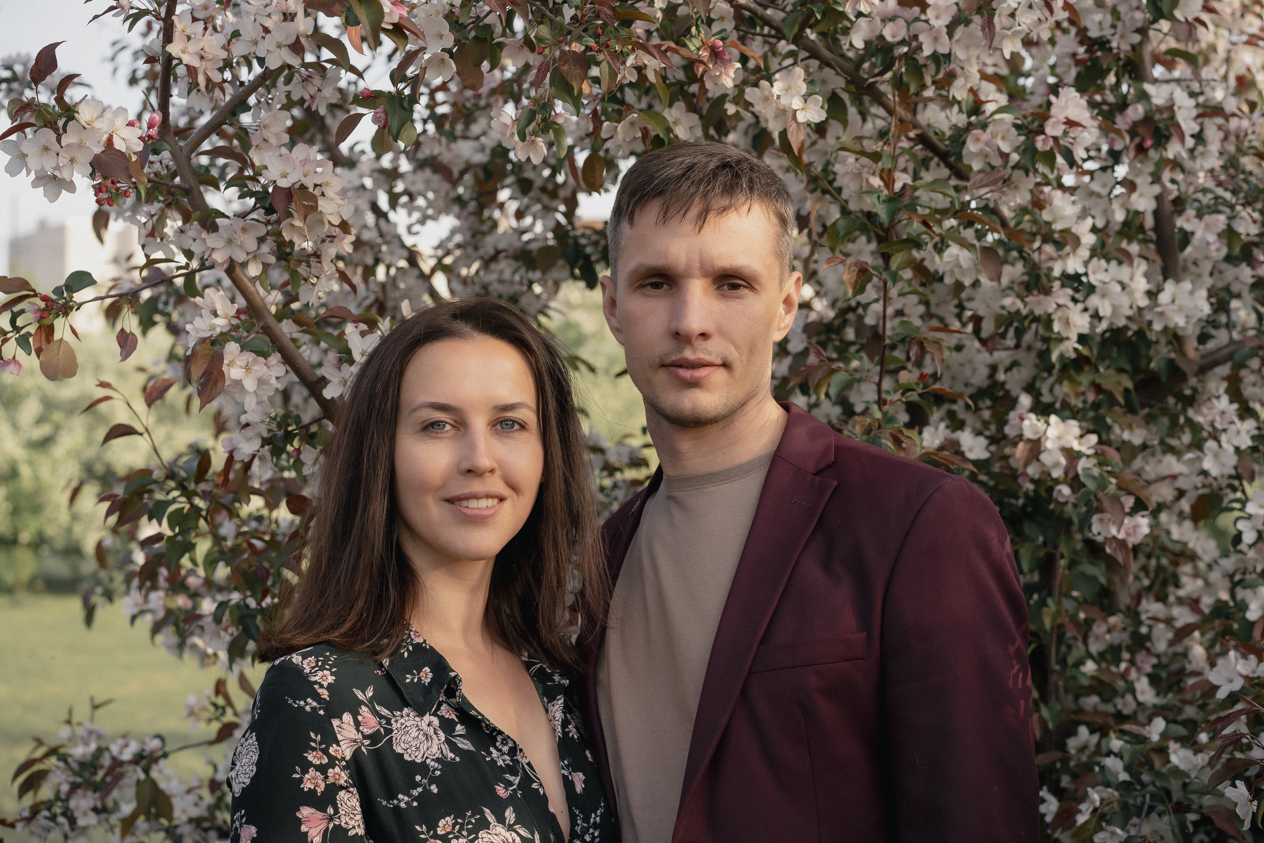 Семейная фотосессия в цветущих яблонях. Рыжкова Елена — контент фотограф Москва Тюмень. Стилизация съемки