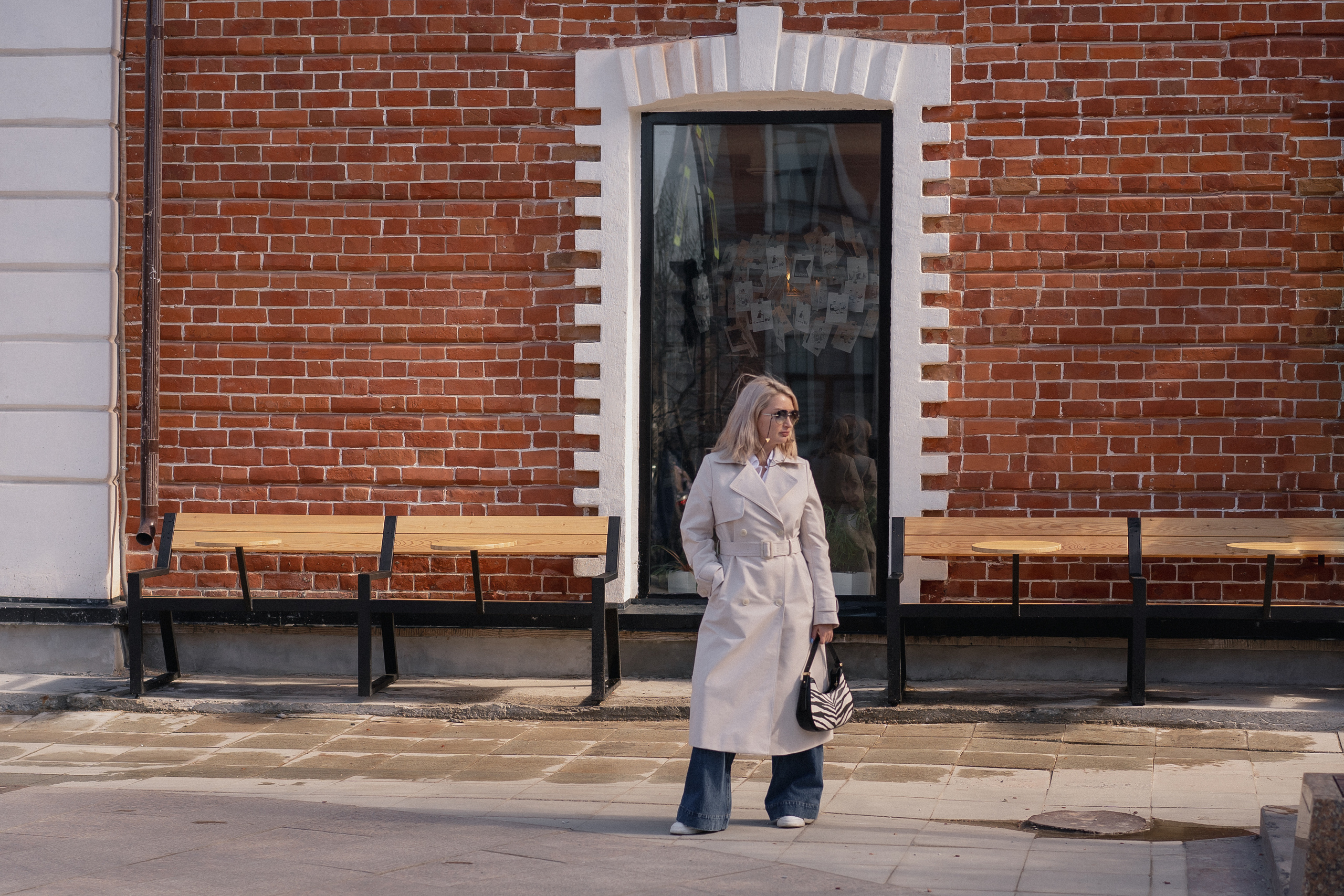 Девушка сфотографирована красиво напротив кафе