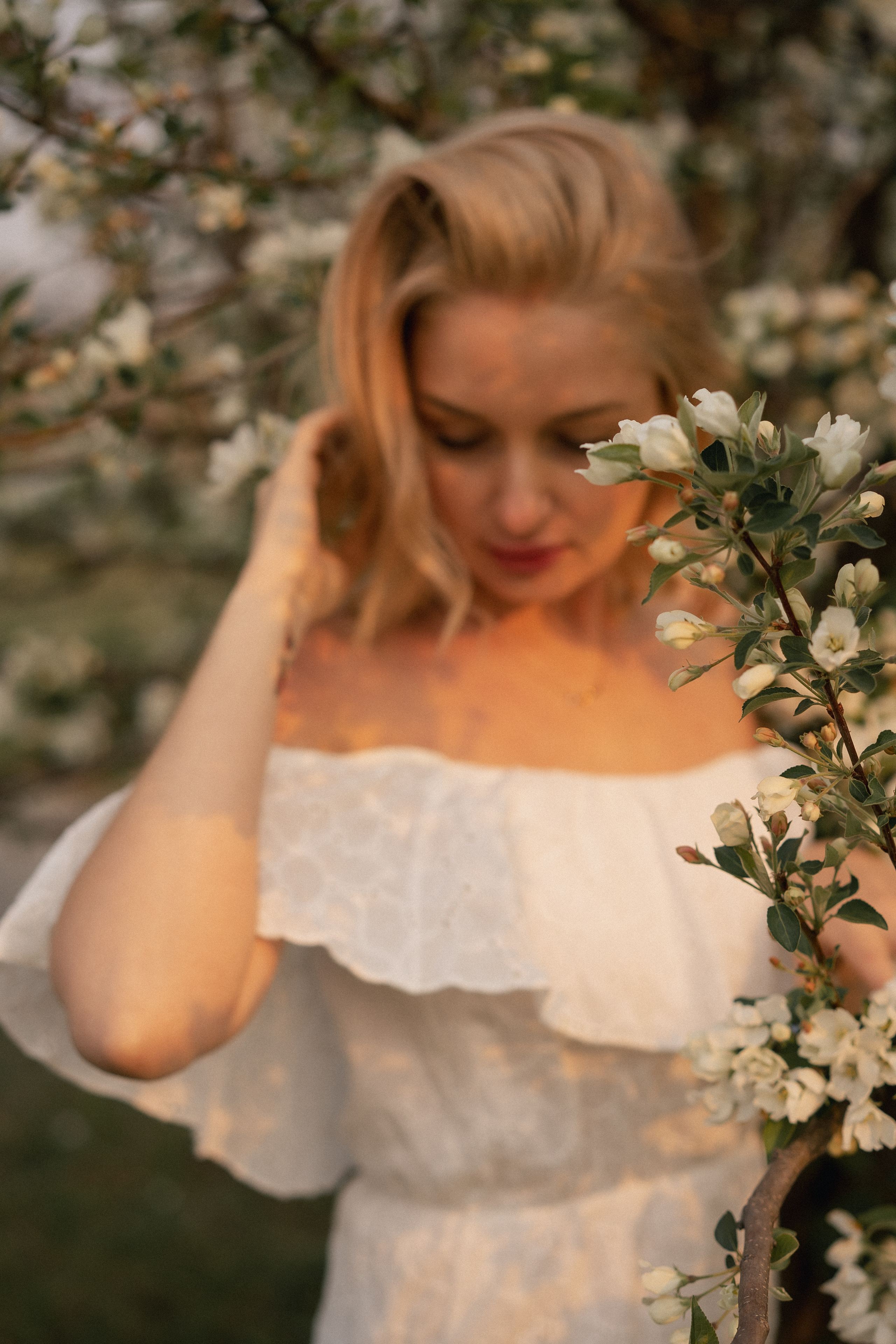 Юлия, фотосессия в цветущих яблонях. Рыжкова Елена — контент фотограф Москва Тюмень. Стилизация съемки