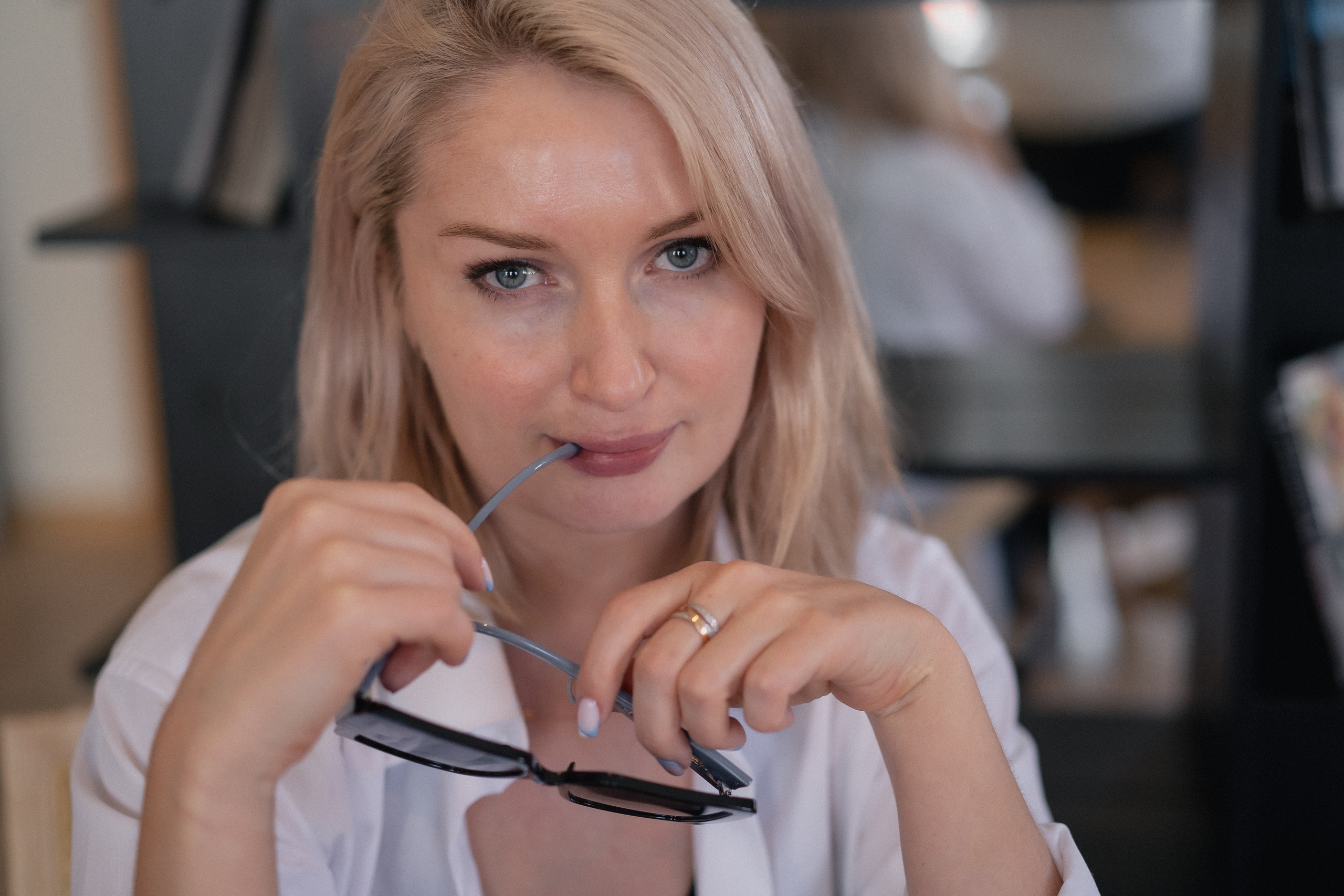 Девушка смотрит прямо в камеру