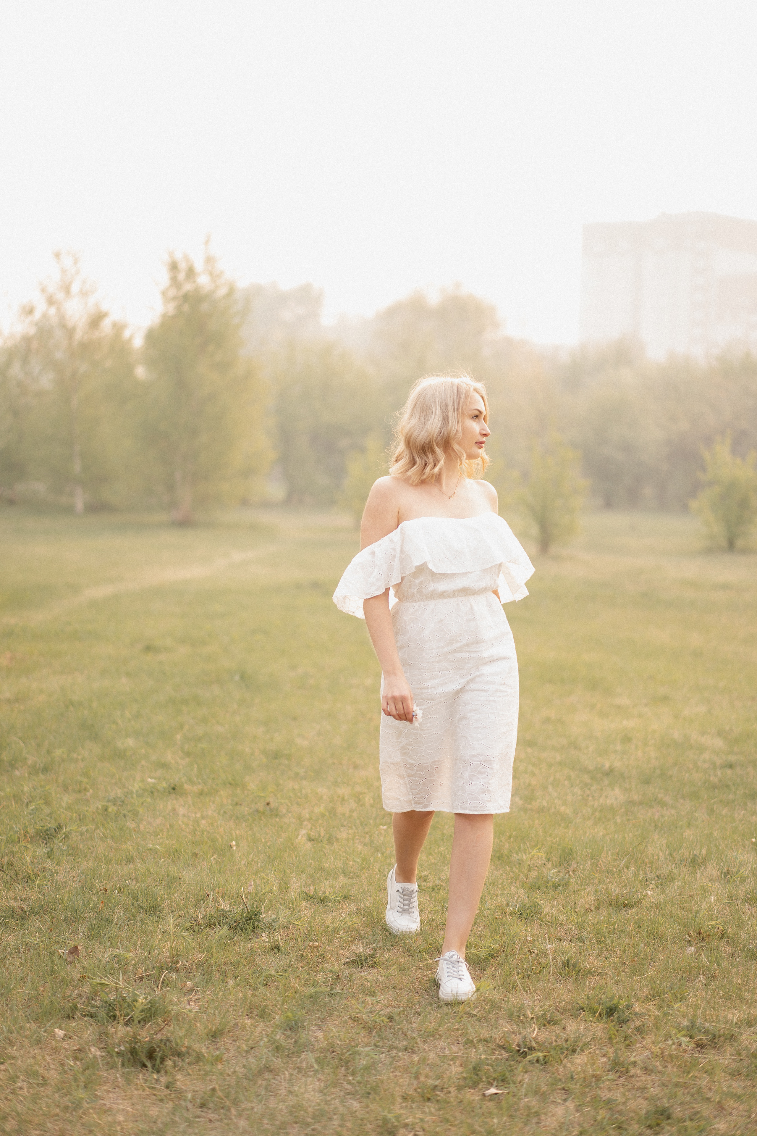 Юлия, фотосессия в цветущих яблонях. Рыжкова Елена — контент фотограф Москва Тюмень. Стилизация съемки