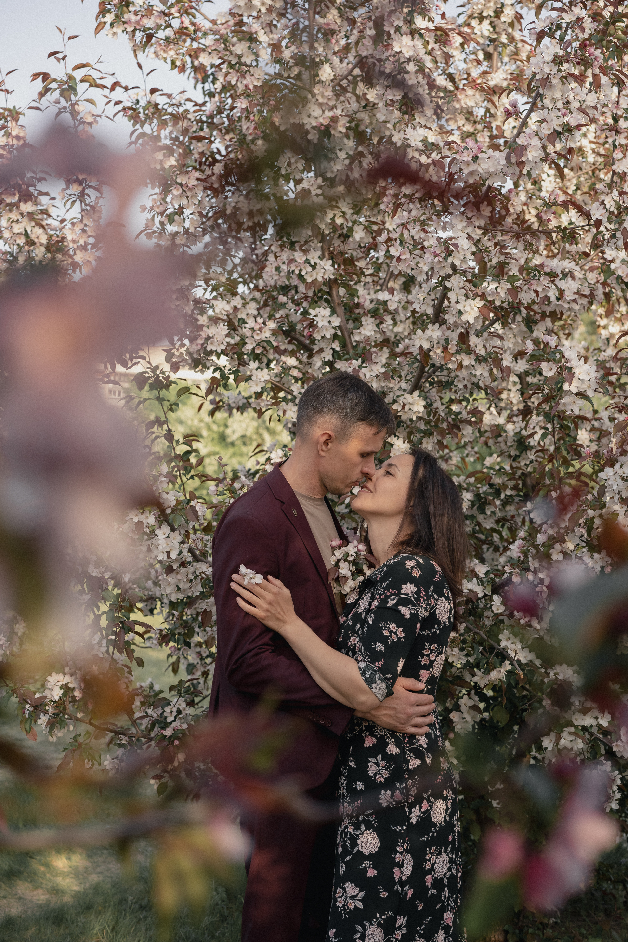 Семейная фотосессия в цветущих яблонях. Рыжкова Елена — контент фотограф Москва Тюмень. Стилизация съемки