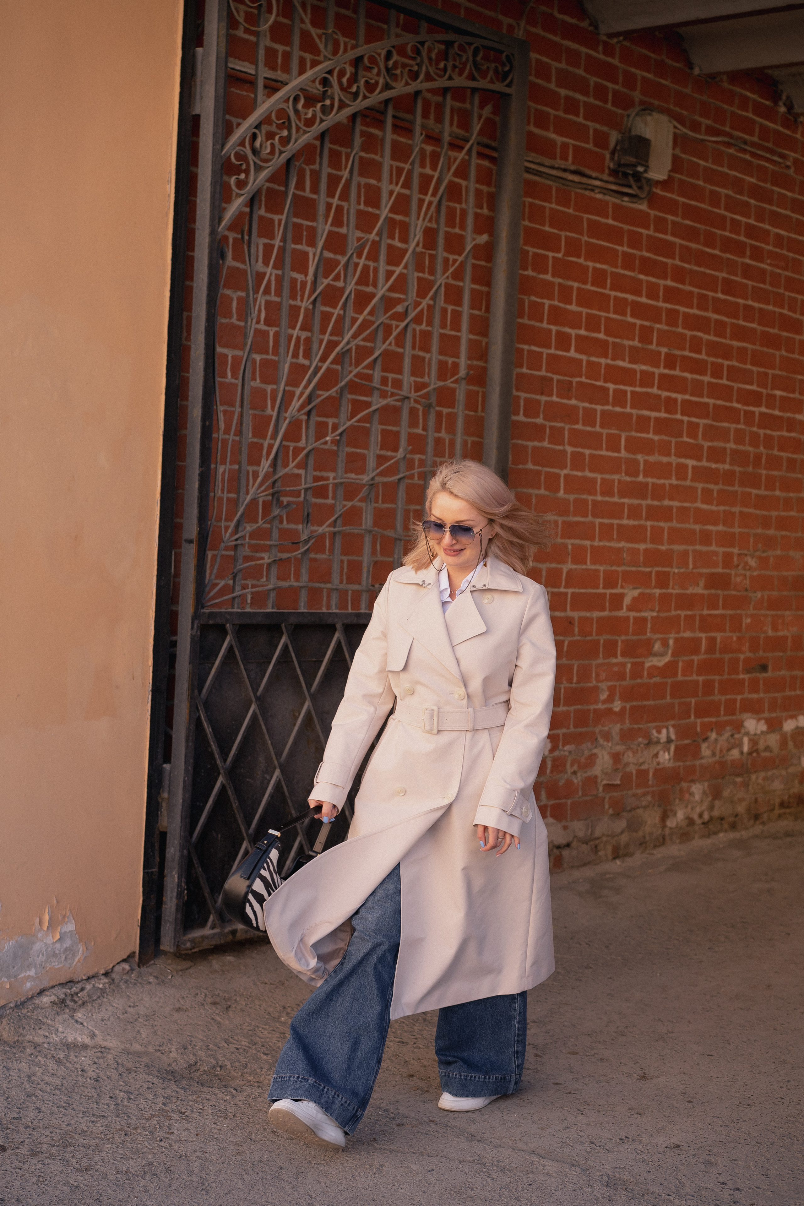 Девушка гуляет по городу, стрит фотография