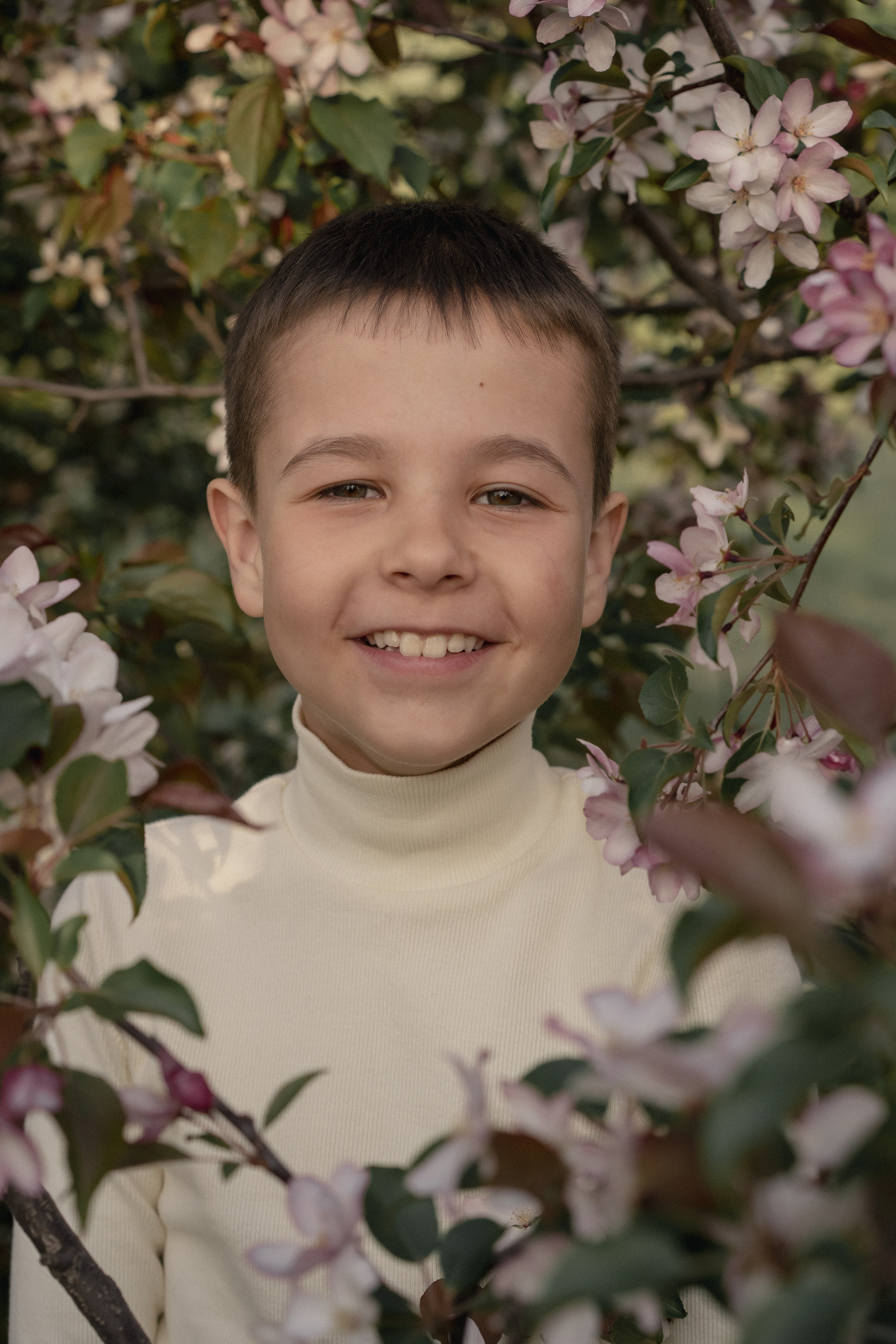 Семейная фотосессия в цветущих яблонях. Рыжкова Елена — контент фотограф Москва Тюмень. Стилизация съемки