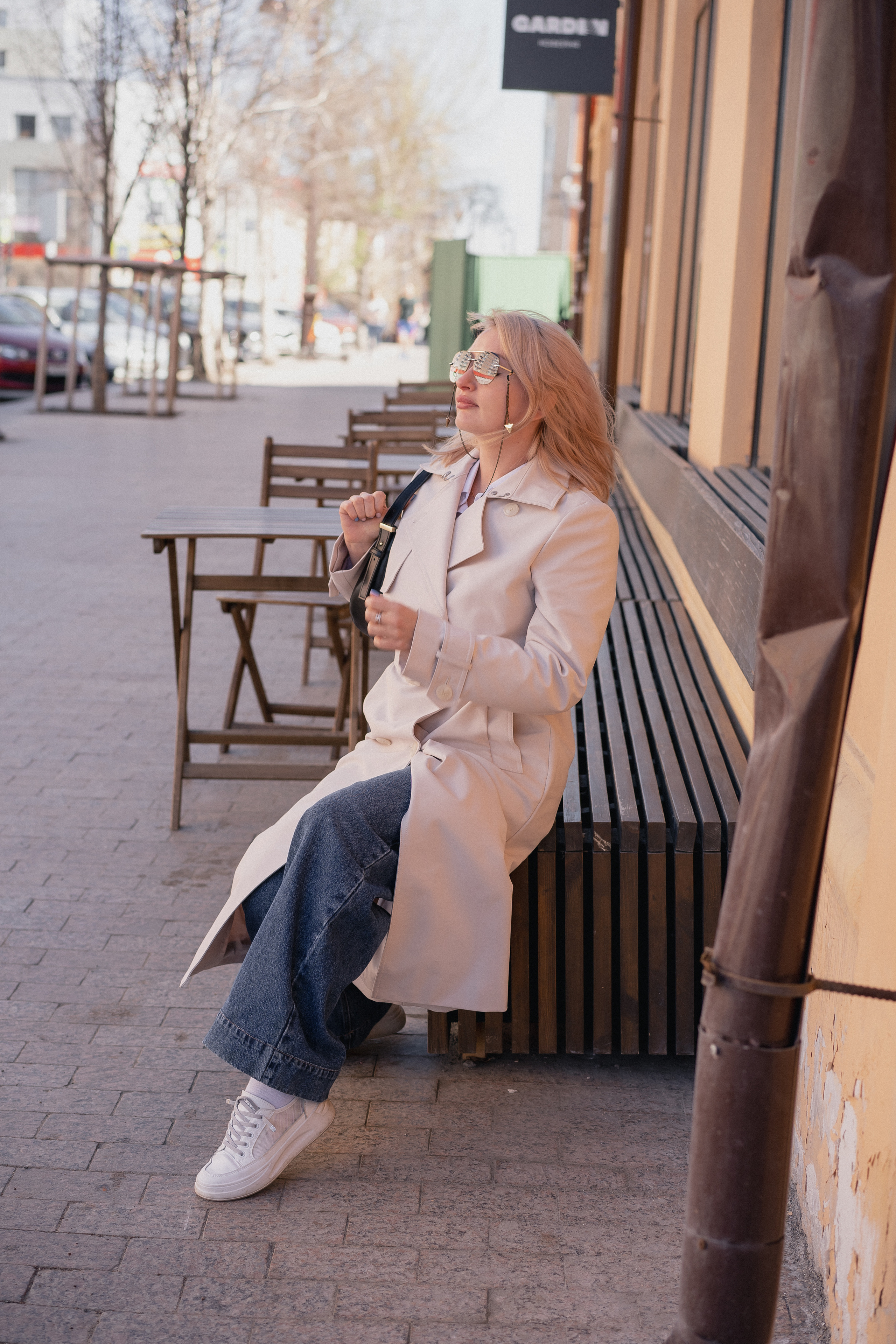 Фотосессия улыбчивой девушки на улице