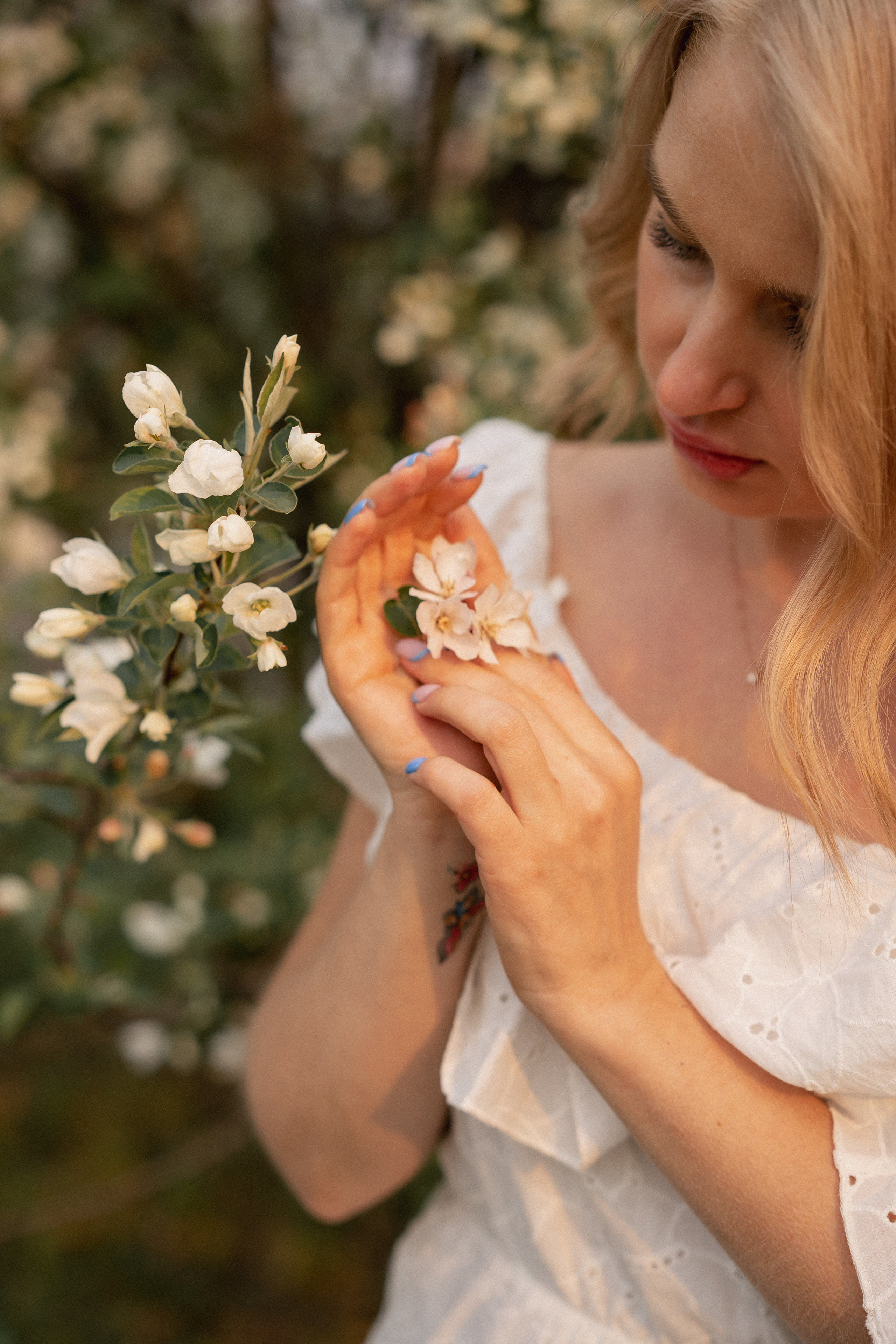 Юлия, фотосессия в цветущих яблонях. Рыжкова Елена — контент фотограф Москва Тюмень. Стилизация съемки