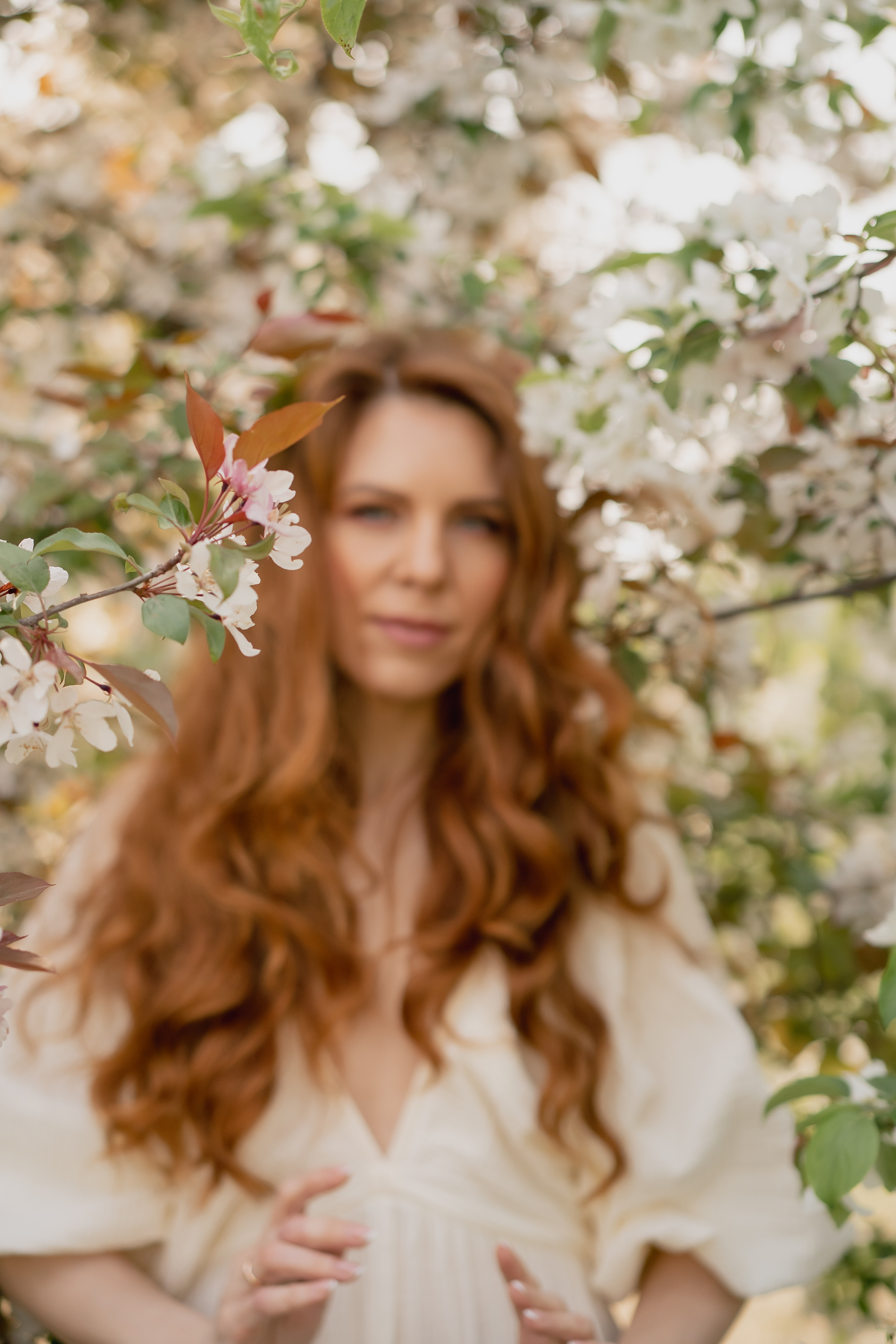 Фотосессия в цветущих яблонях. Рыжкова Елена — контент фотограф Москва Тюмень. Стилизация съемки