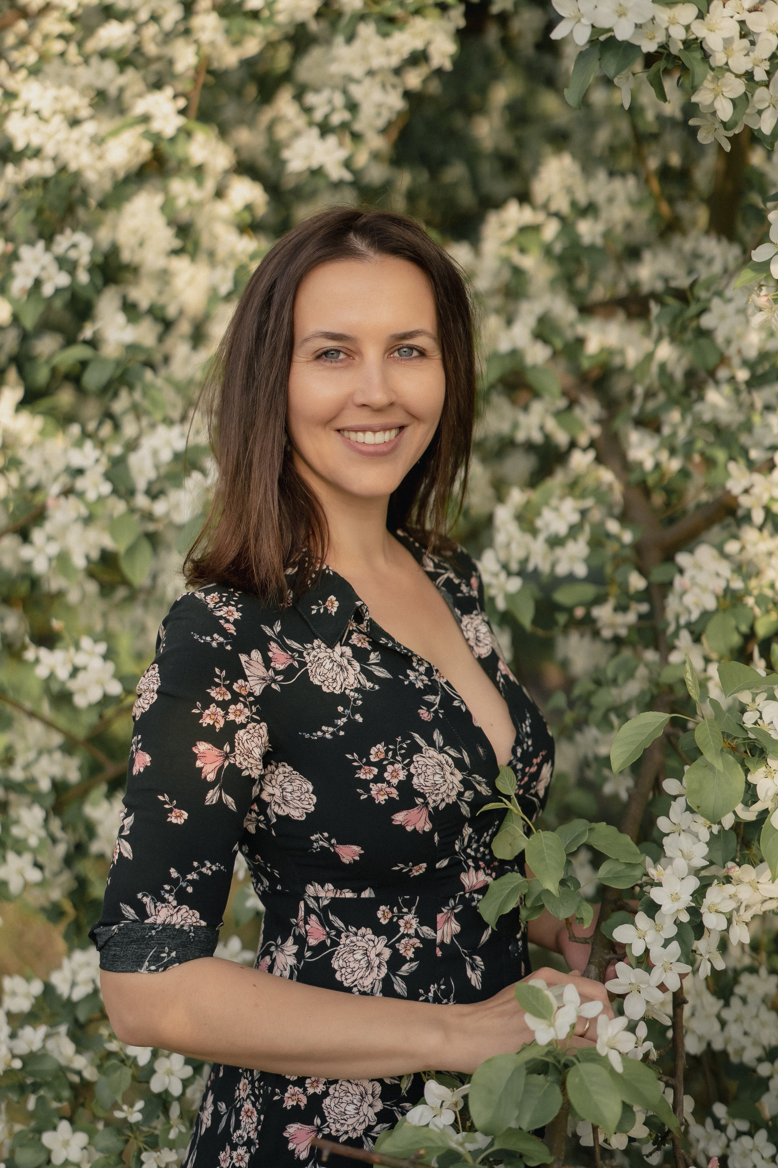 Семейная фотосессия в цветущих яблонях. Рыжкова Елена — контент фотограф Москва Тюмень. Стилизация съемки