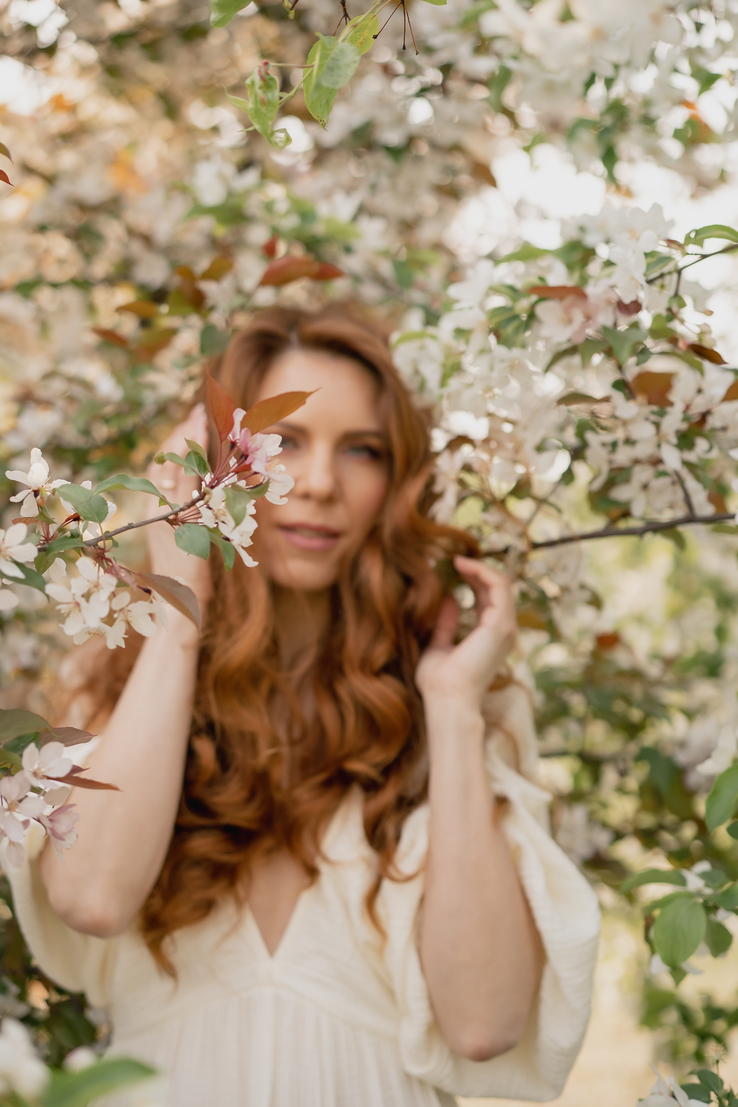 Фотосессия в цветущих яблонях. Рыжкова Елена — контент фотограф Москва Тюмень. Стилизация съемки