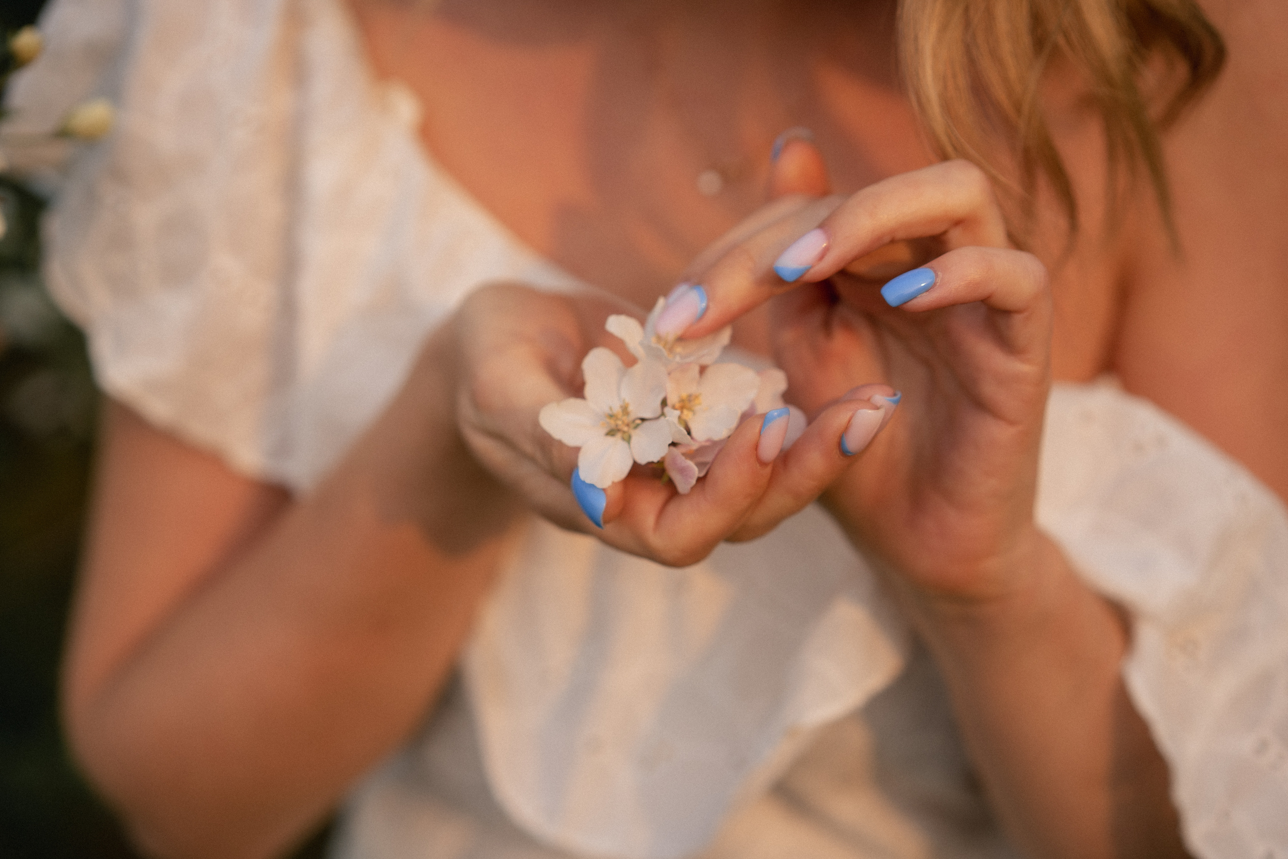 Юлия, фотосессия в цветущих яблонях. Рыжкова Елена — контент фотограф Москва Тюмень. Стилизация съемки