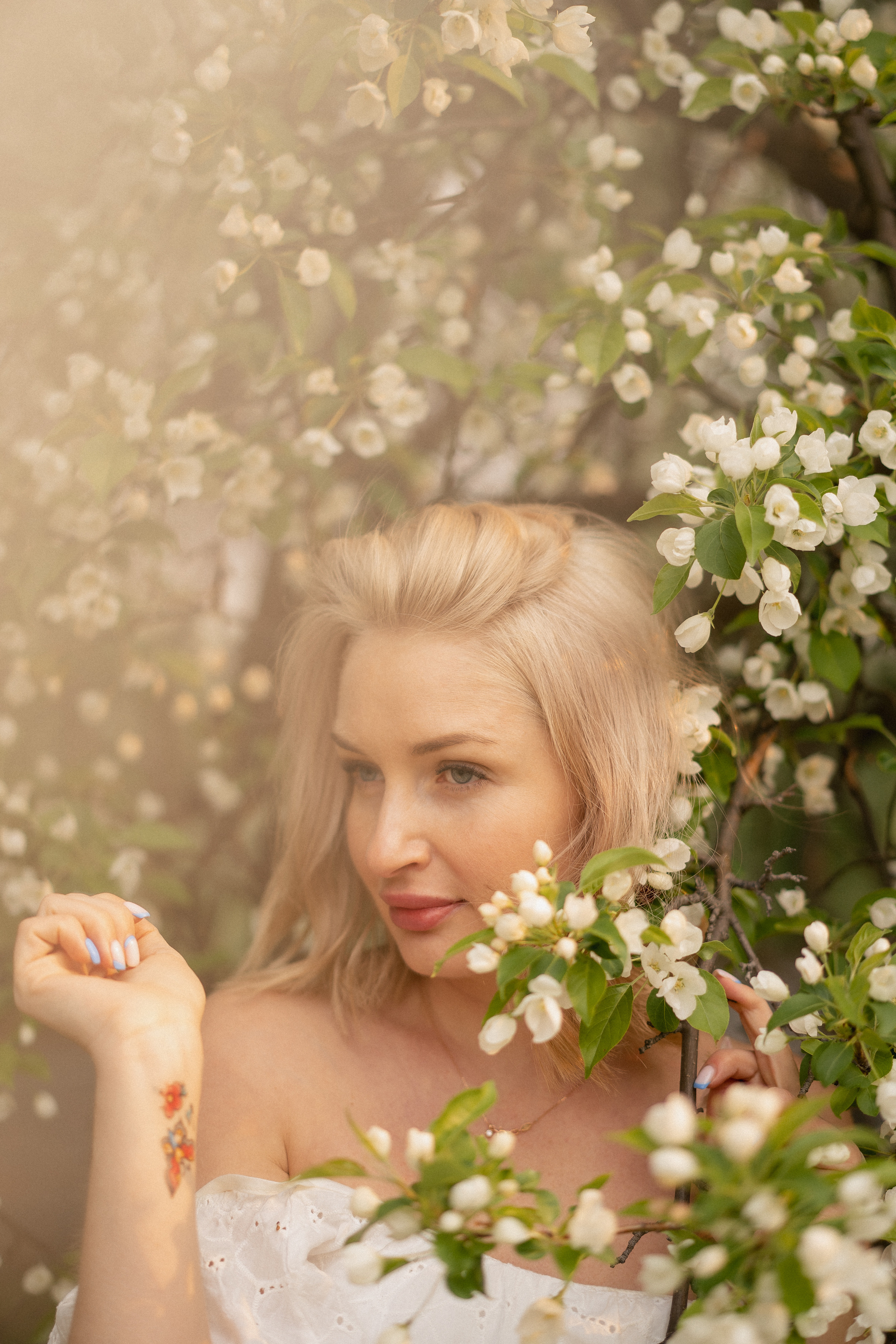 Юлия, фотосессия в цветущих яблонях. Рыжкова Елена — контент фотограф Москва Тюмень. Стилизация съемки
