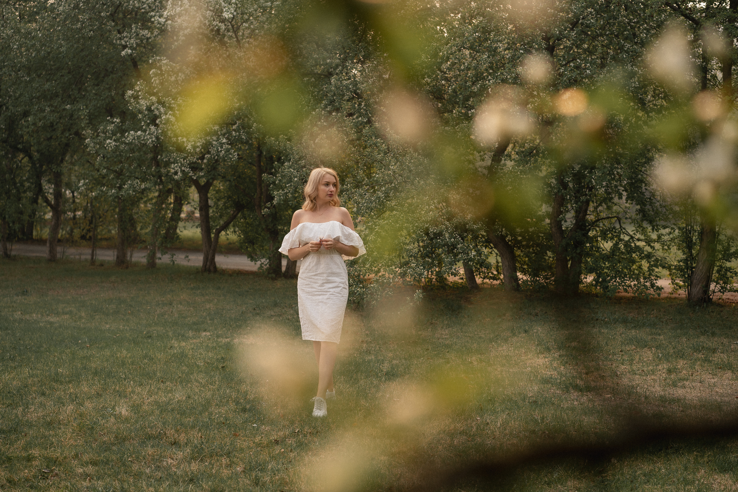 Юлия, фотосессия в цветущих яблонях. Рыжкова Елена — контент фотограф Москва Тюмень. Стилизация съемки