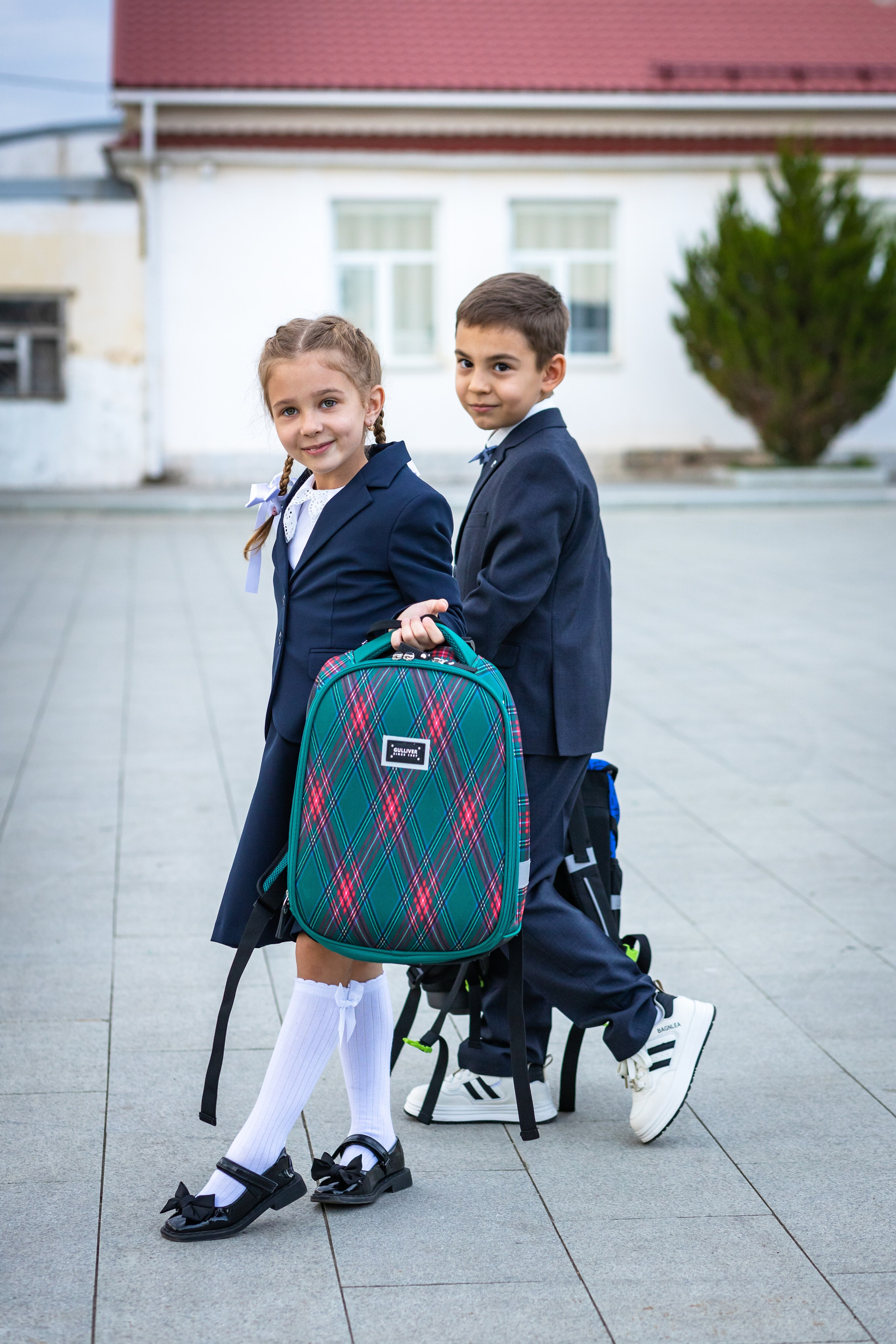 Рома и Белла идут в школу. Фотограф в Оренбурге. Профессиональный фотограф