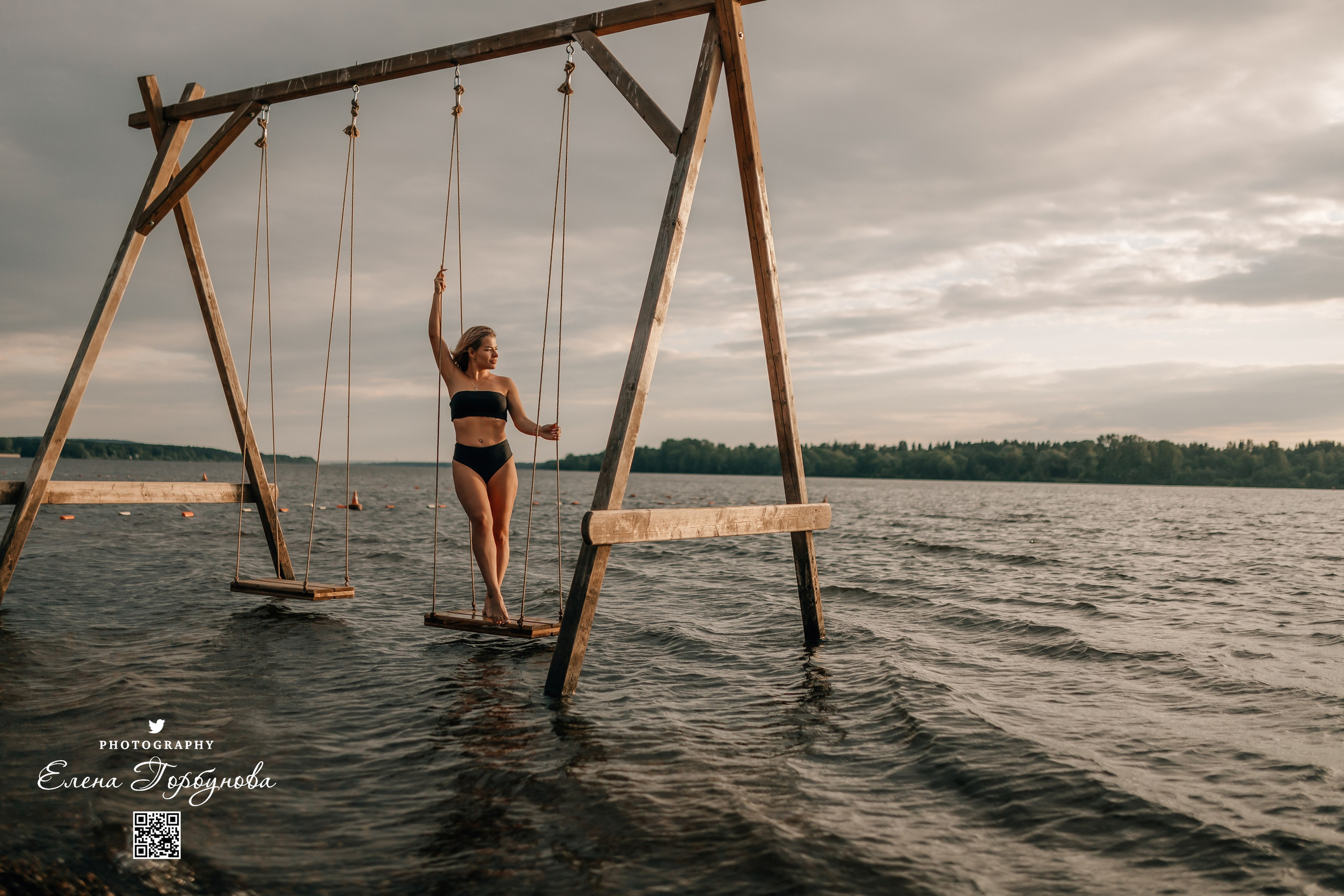 Черная серия с тканью. Набережная. Александра и Таисия. Июль 2025 г. Фотограф Пермь. Свадьбы. Семья и дети, школа, д. сад. Фотокниги