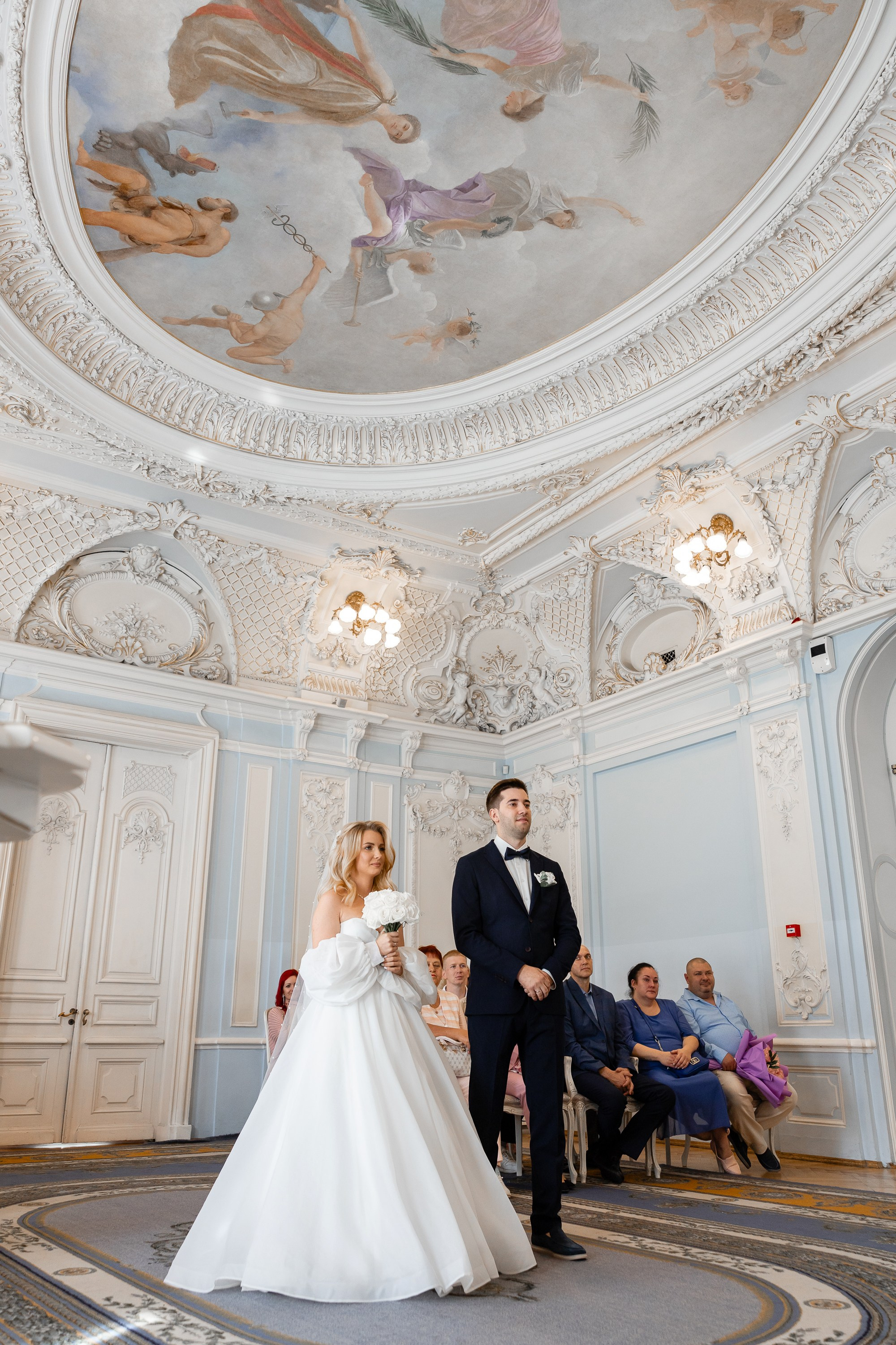 Молодожены слушают торжественную речь регистратора брака в ЗАГСе № 2 Санкт-Петербурга