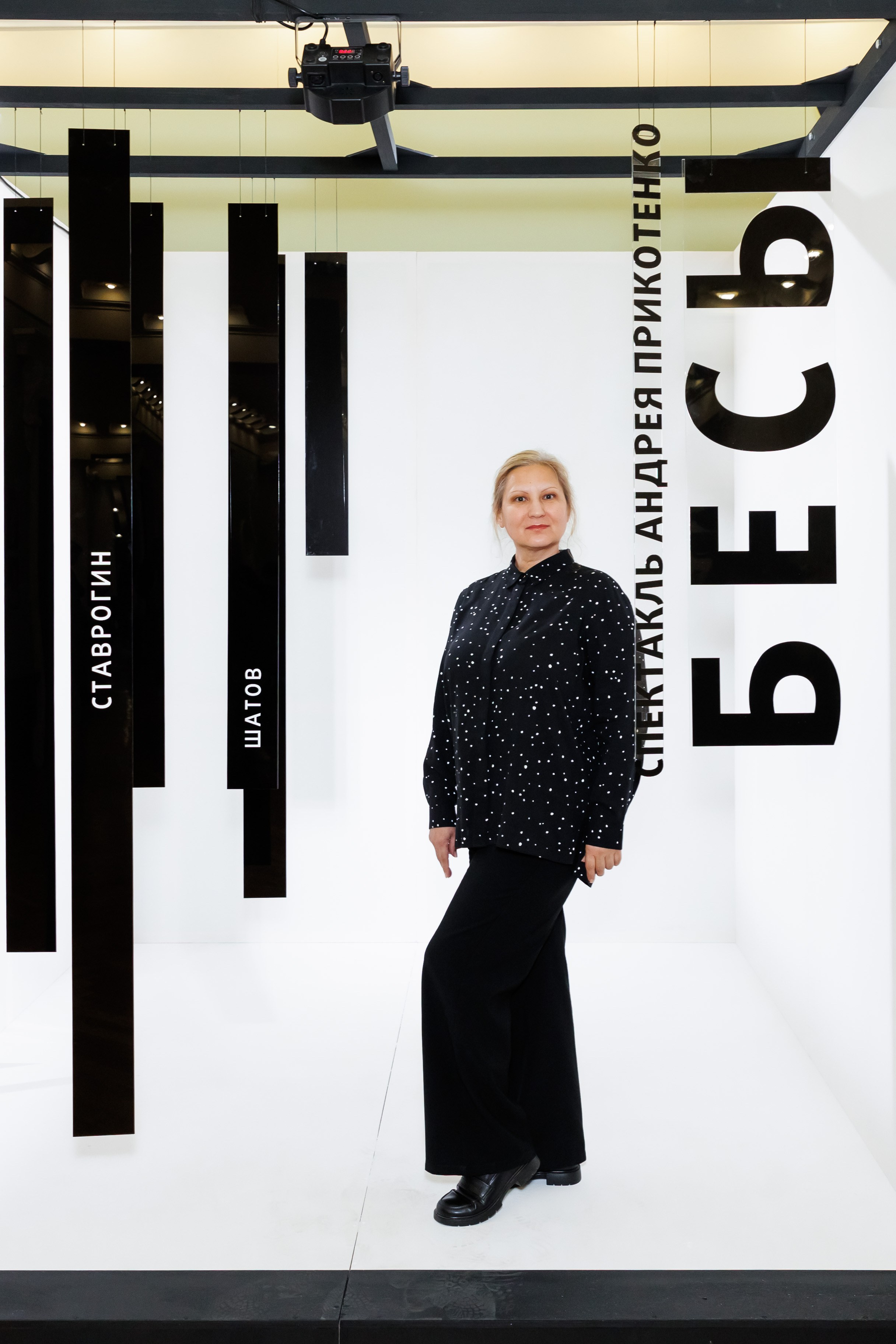 Красный факел — фотозона перед премьерой спектакля. Фотограф Новосибирск — Наталья Гресь