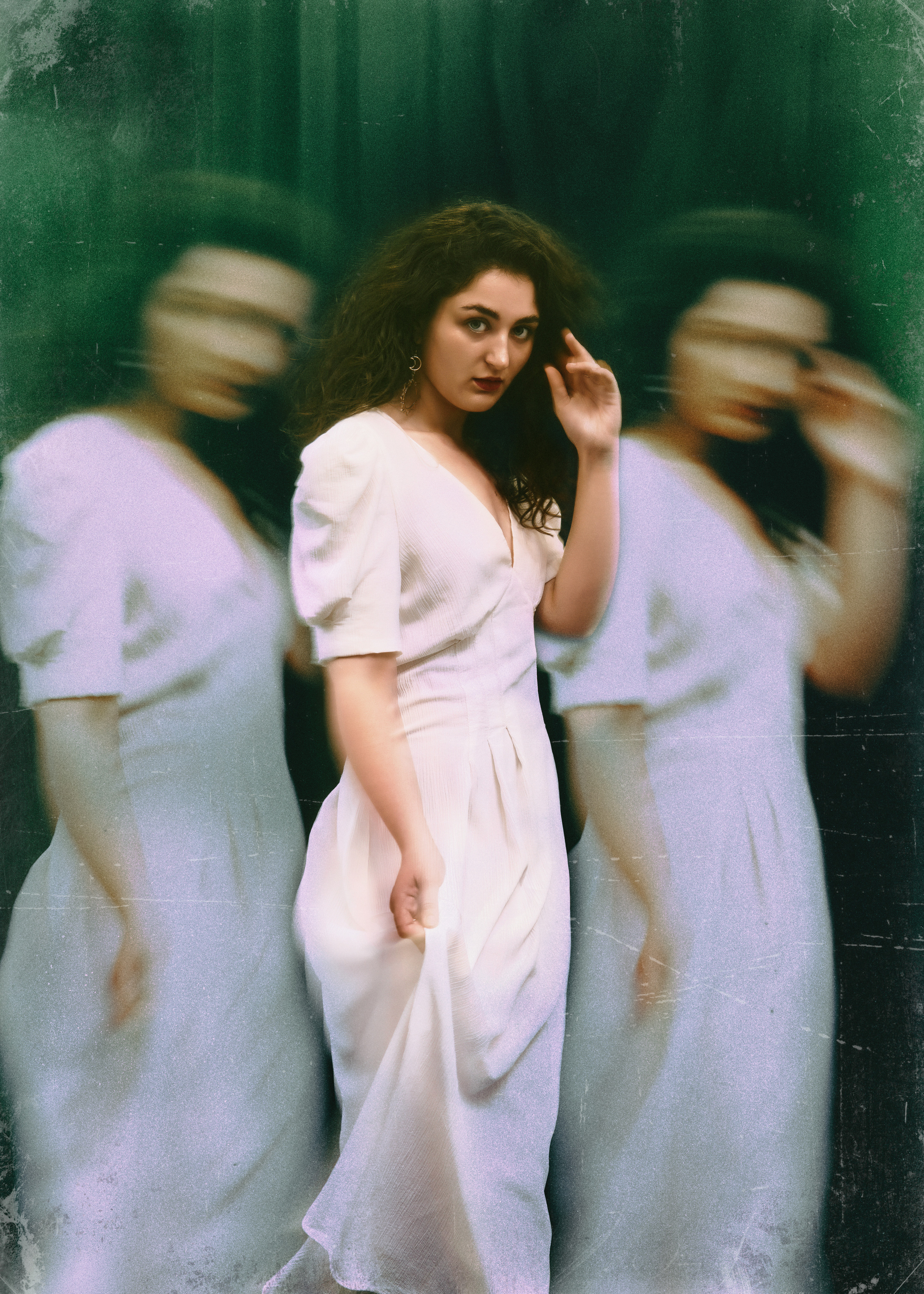 Женский готический портрет с призраками в виде ее отражений