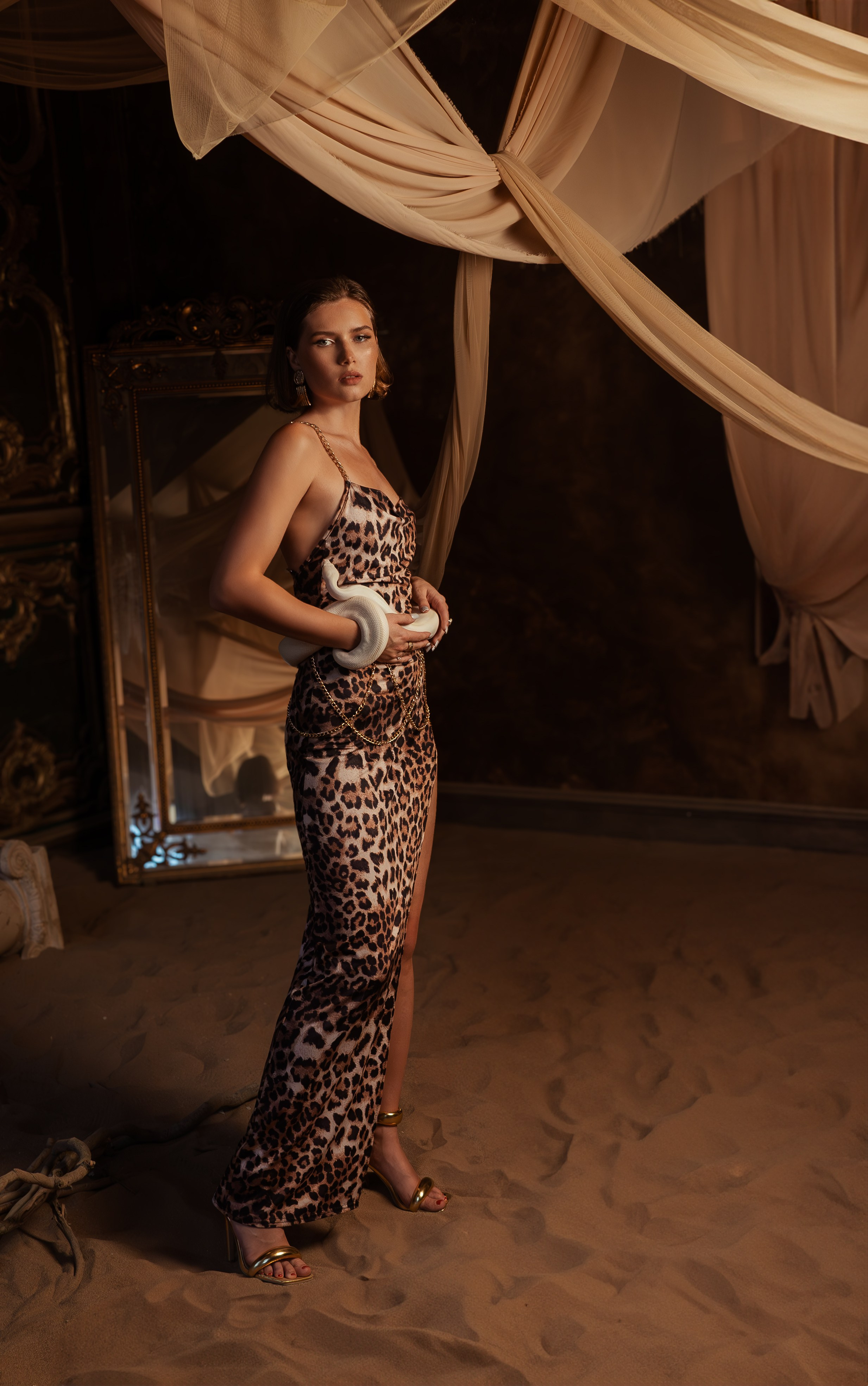 Фотосессия в песках со змеёй. Женский фотограф Санкт-Петербург