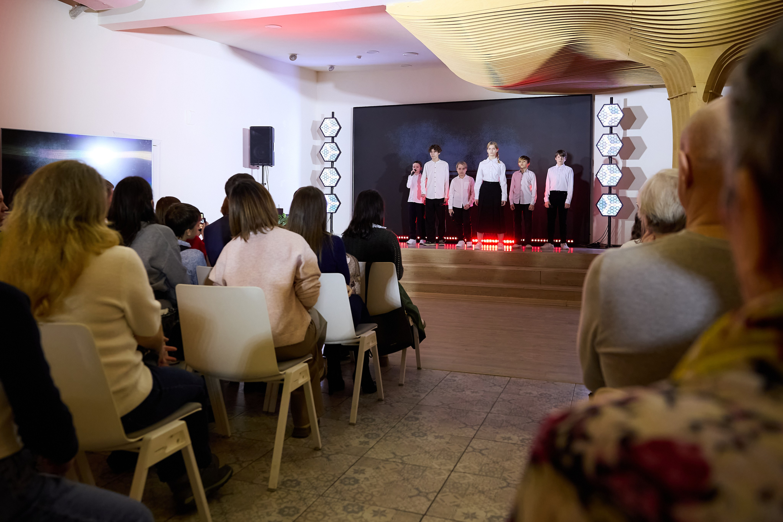 Спектакль Помним! Дети войны. Светлана Родионова — фотограф спортивный и не только