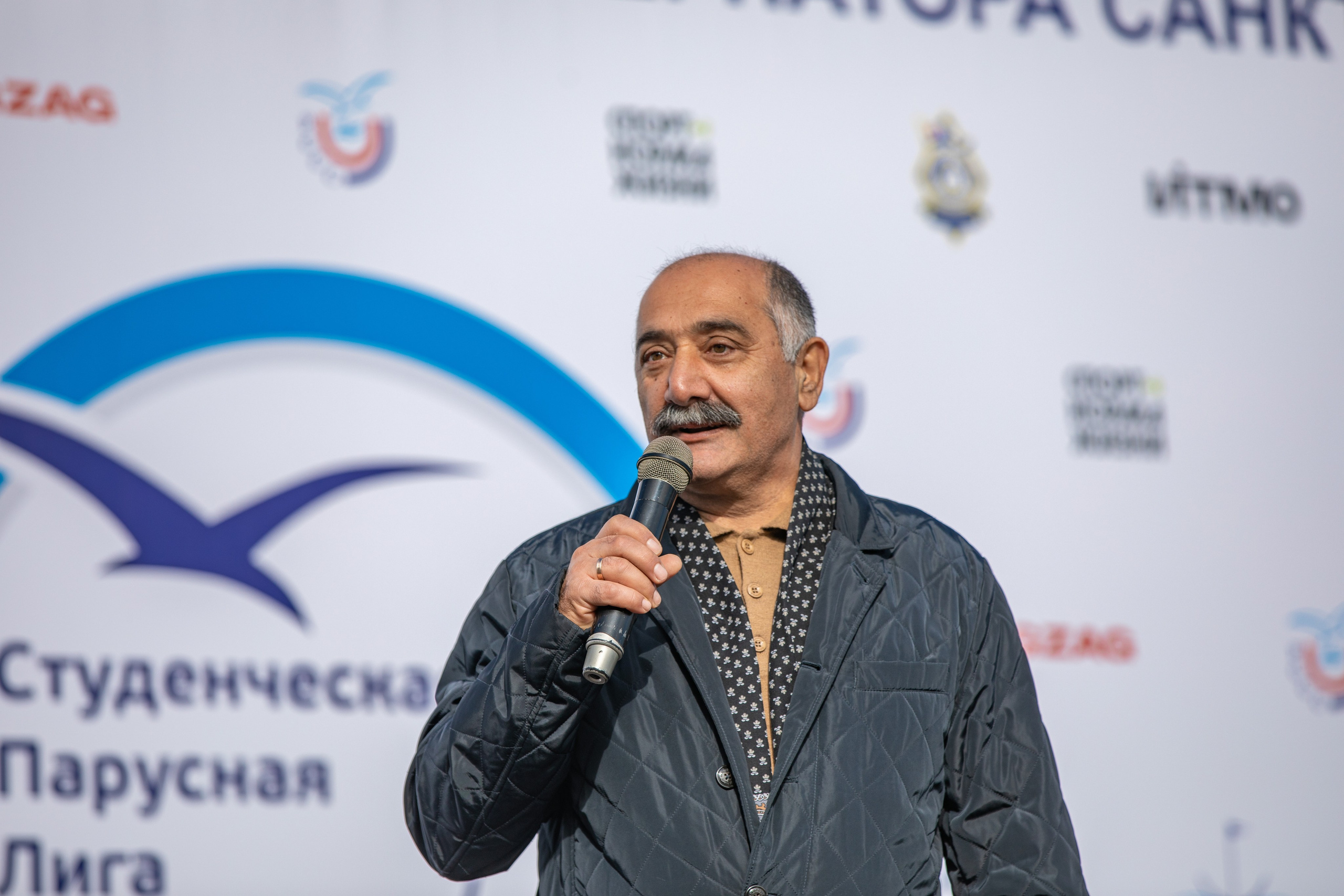 Гость церемонии открытия финала Студенческой парусной лиги в Санкт-Петербурге. Репортаж на фоне пресс-вола.