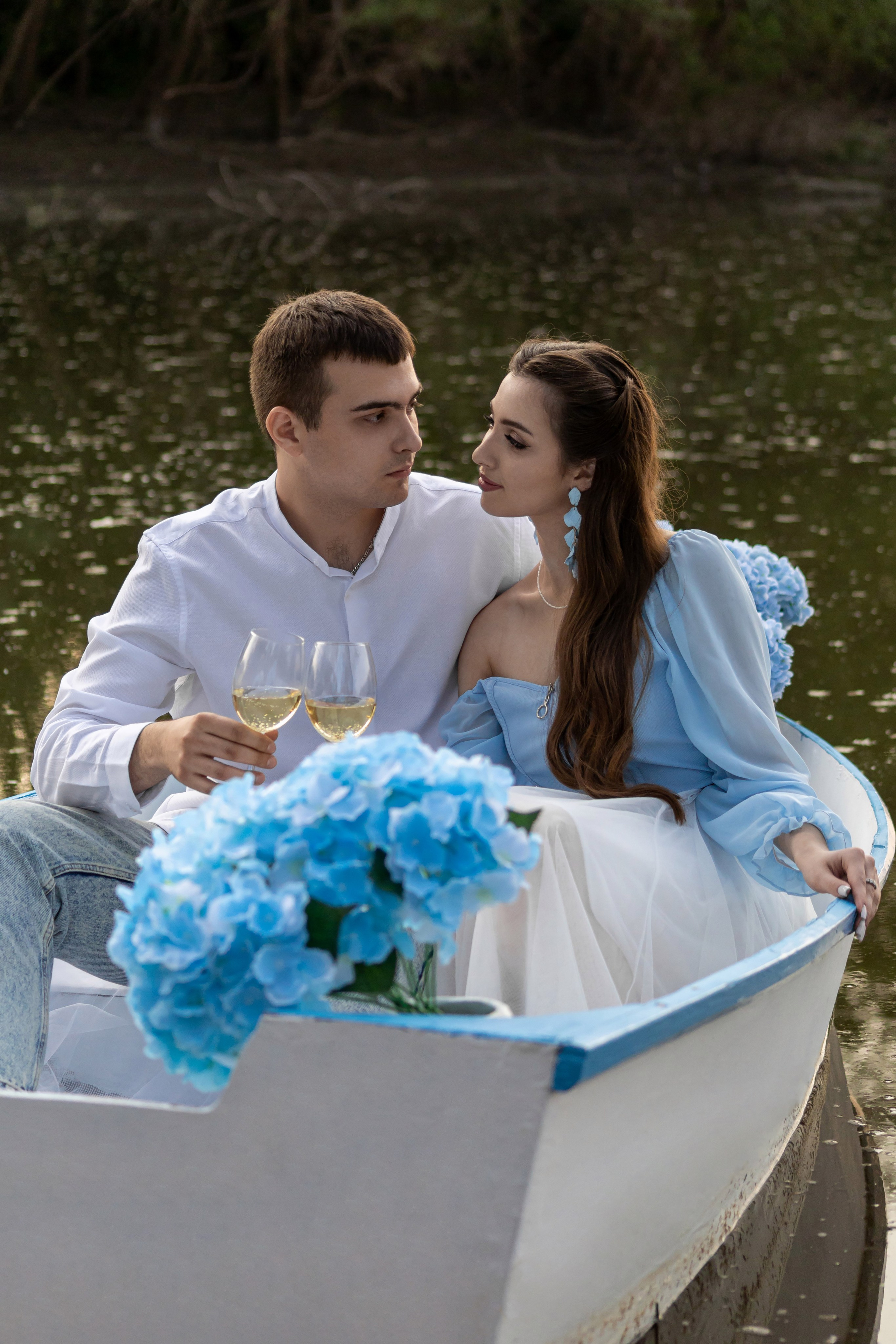 Фотопроект на лодке с голубыми гортензиями. Фотограф в городе Салават