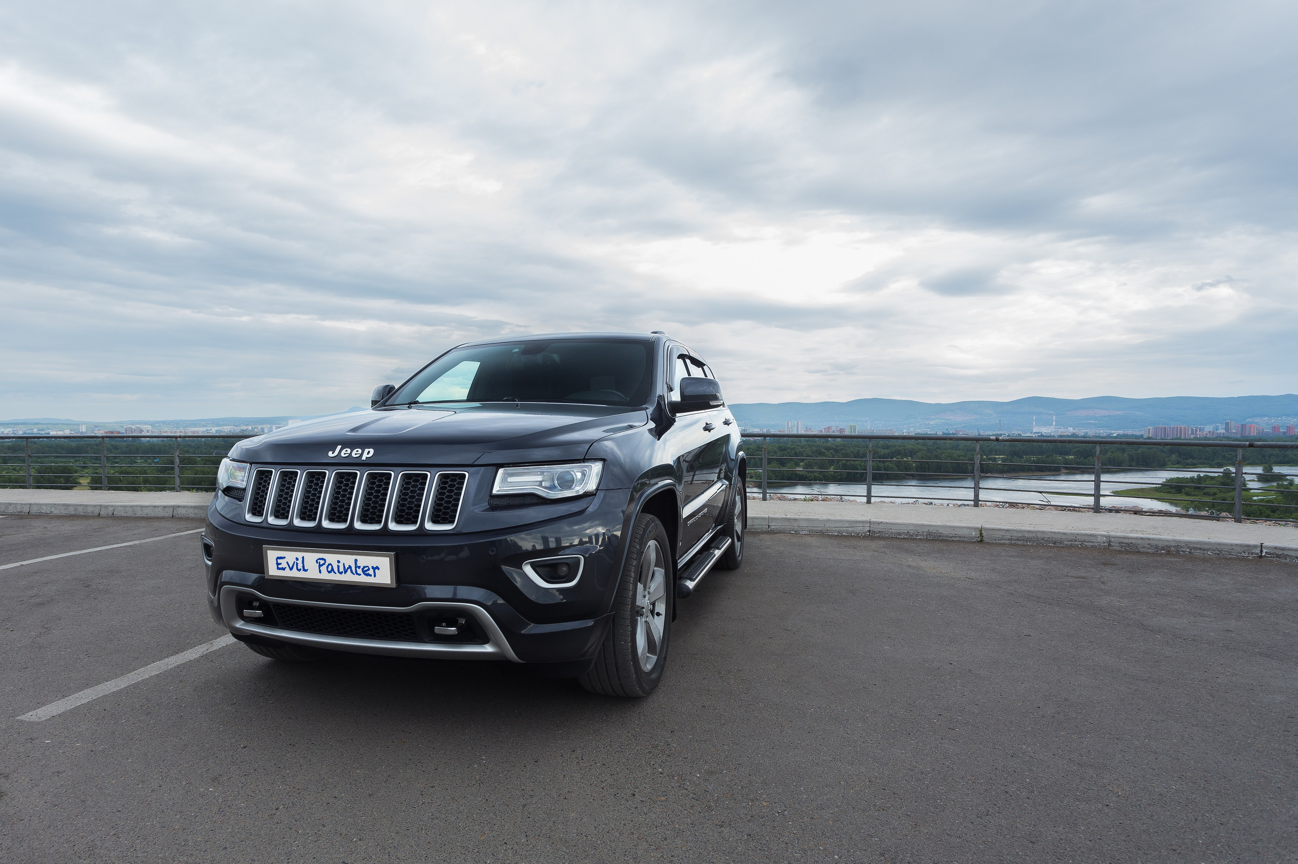 Фотосъемка автомобиля Grand Cherokee для Evil Painter. Интерьерный фотограф и ретушер в Красноярске Денис Антропов