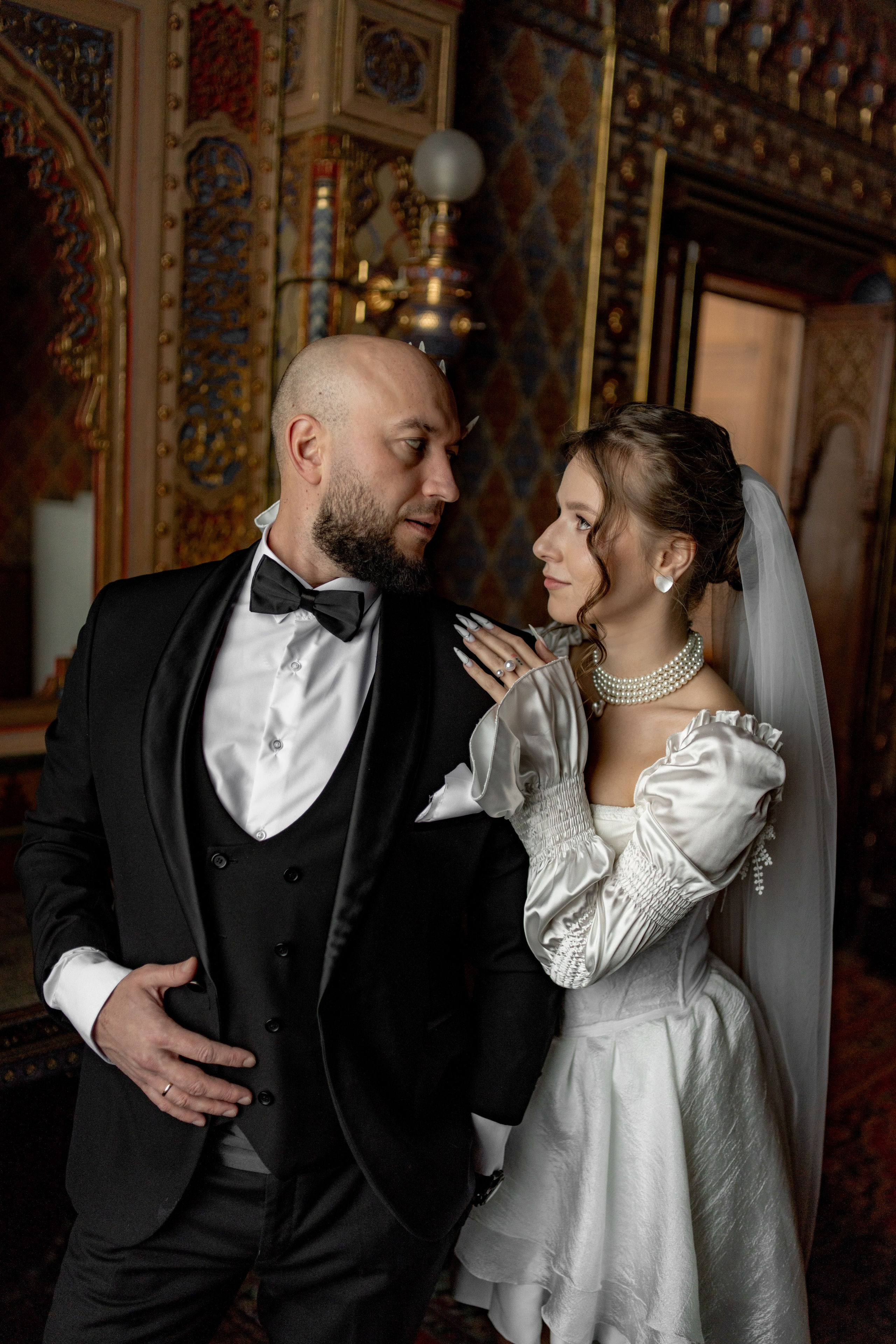 Невеста и жених красиво обнимаются во Дворце Великого Князя Владимира / Дом учёных в иорданской гостиной