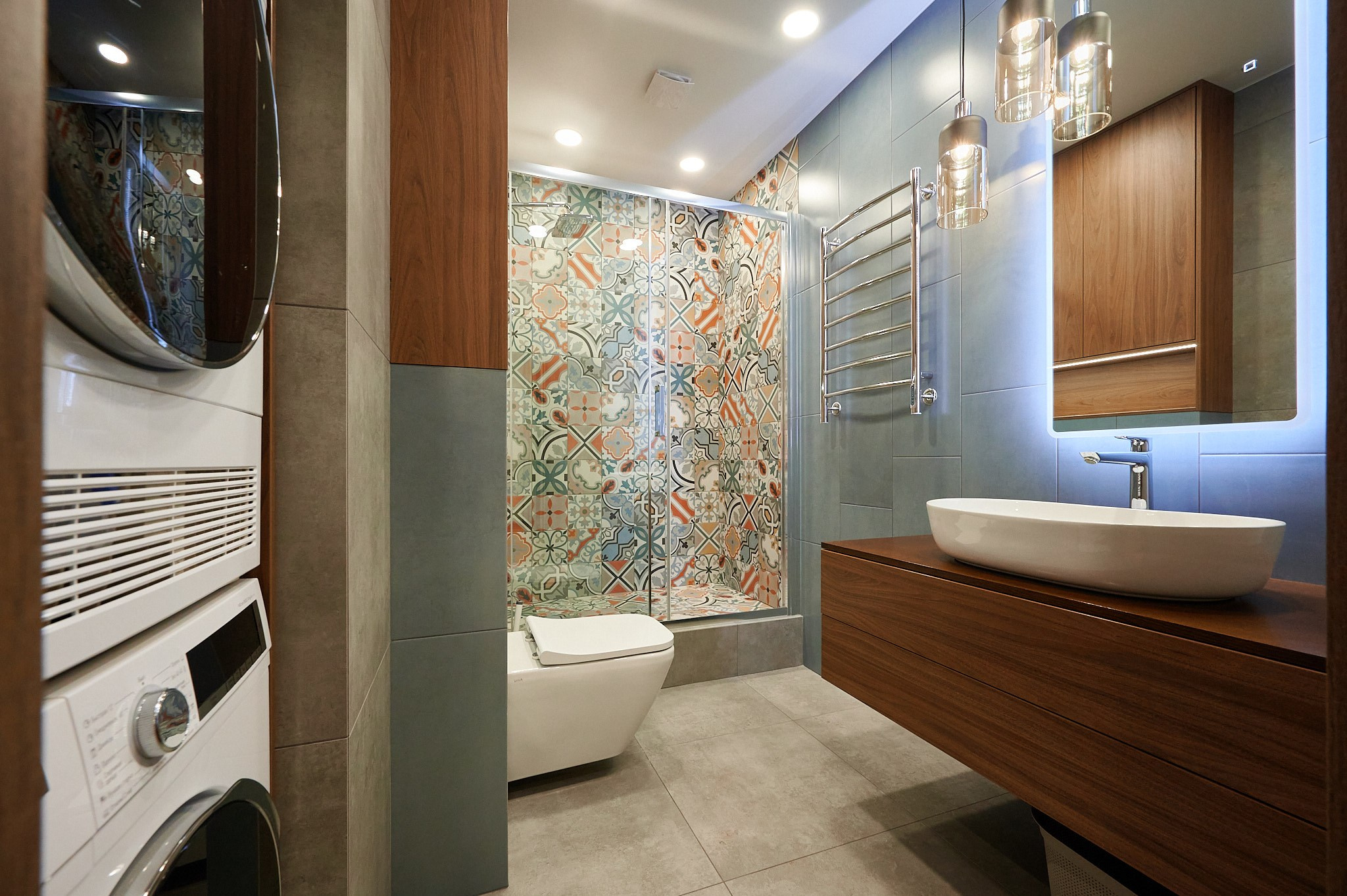 ванная комната туалет голубые обои коричневая раковина 