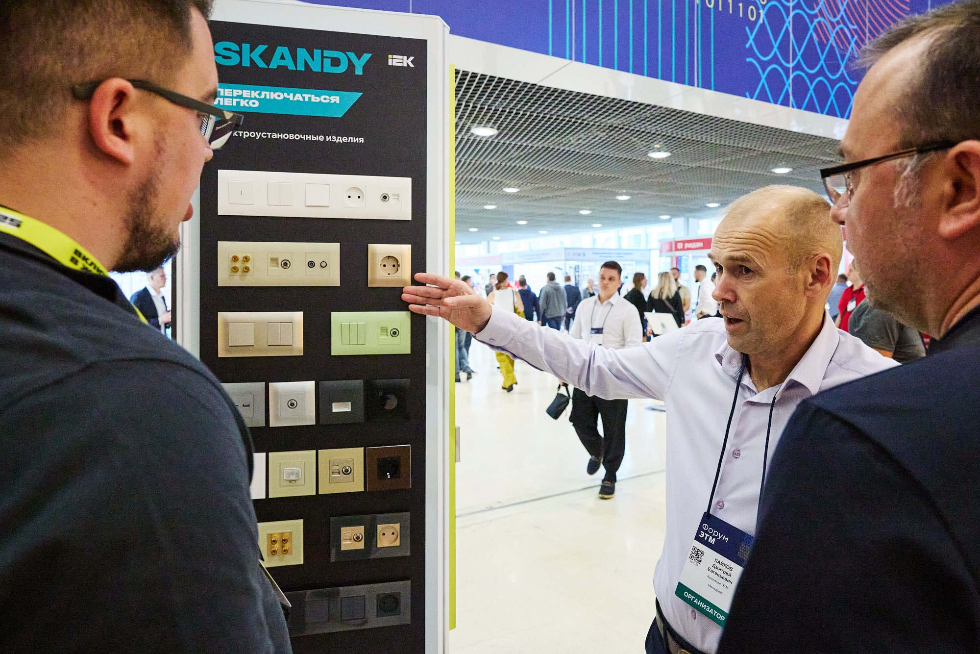 Фотограф на выставке IEK — репортажная съёмка корпоративного стенда в Москве. Репортажный фотограф в Москве — Дмитрий Тарасов | Съёмка мероприятий, концертов, корпоративов