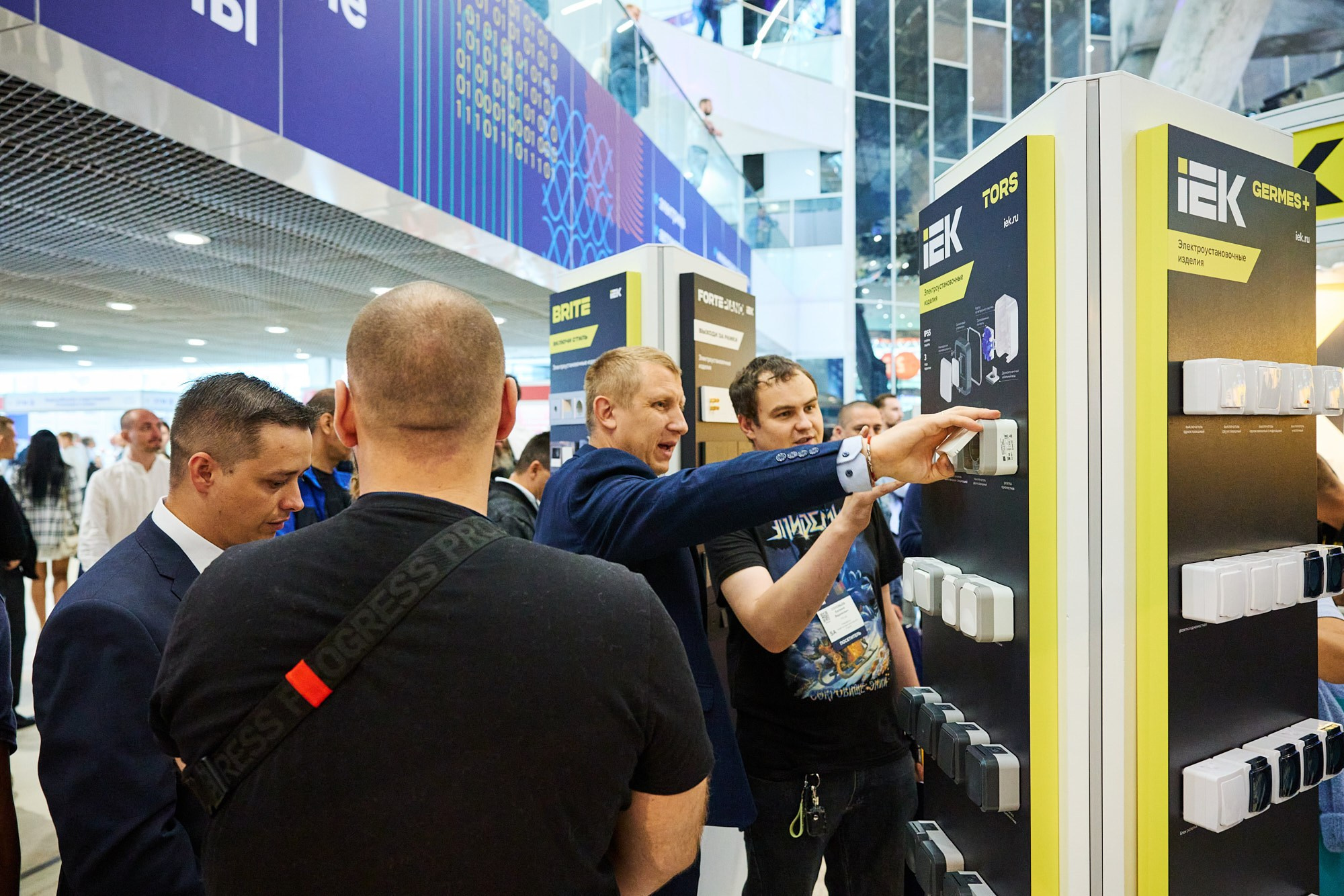 Фотограф на выставке IEK — репортажная съёмка корпоративного стенда в Москве. Репортажный фотограф в Москве — Дмитрий Тарасов | Съёмка мероприятий, концертов, корпоративов