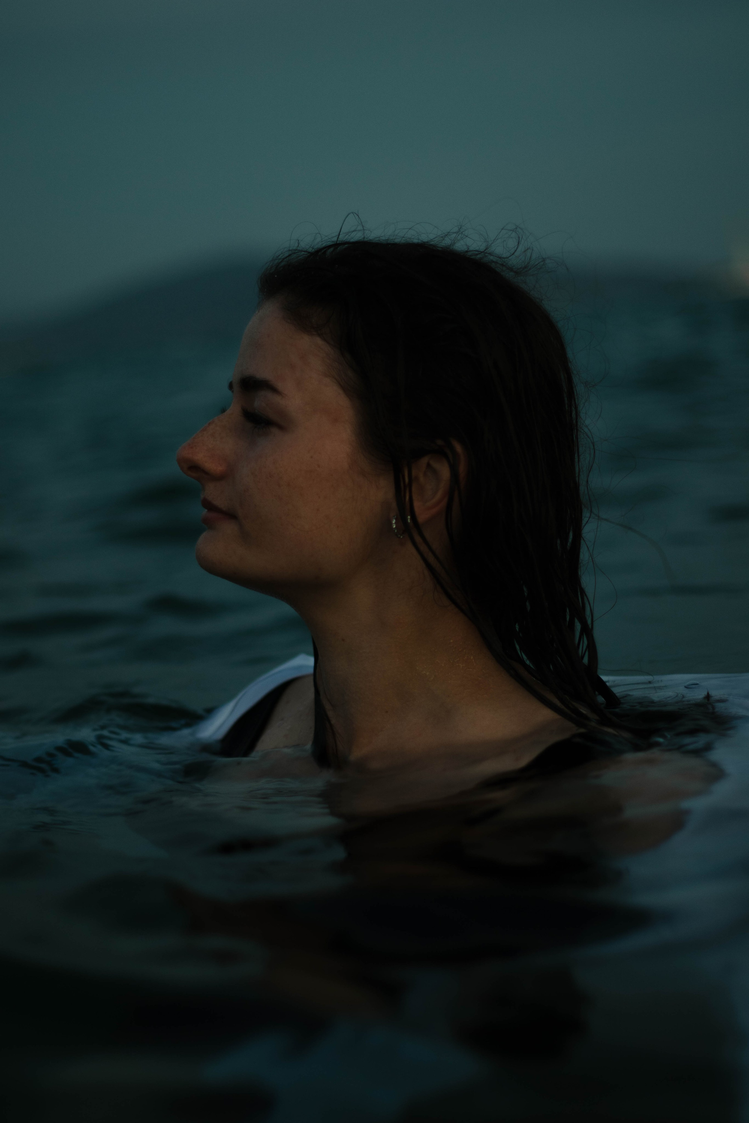 «Невесомость волн: девушка и море». Уличный фотограф Города N