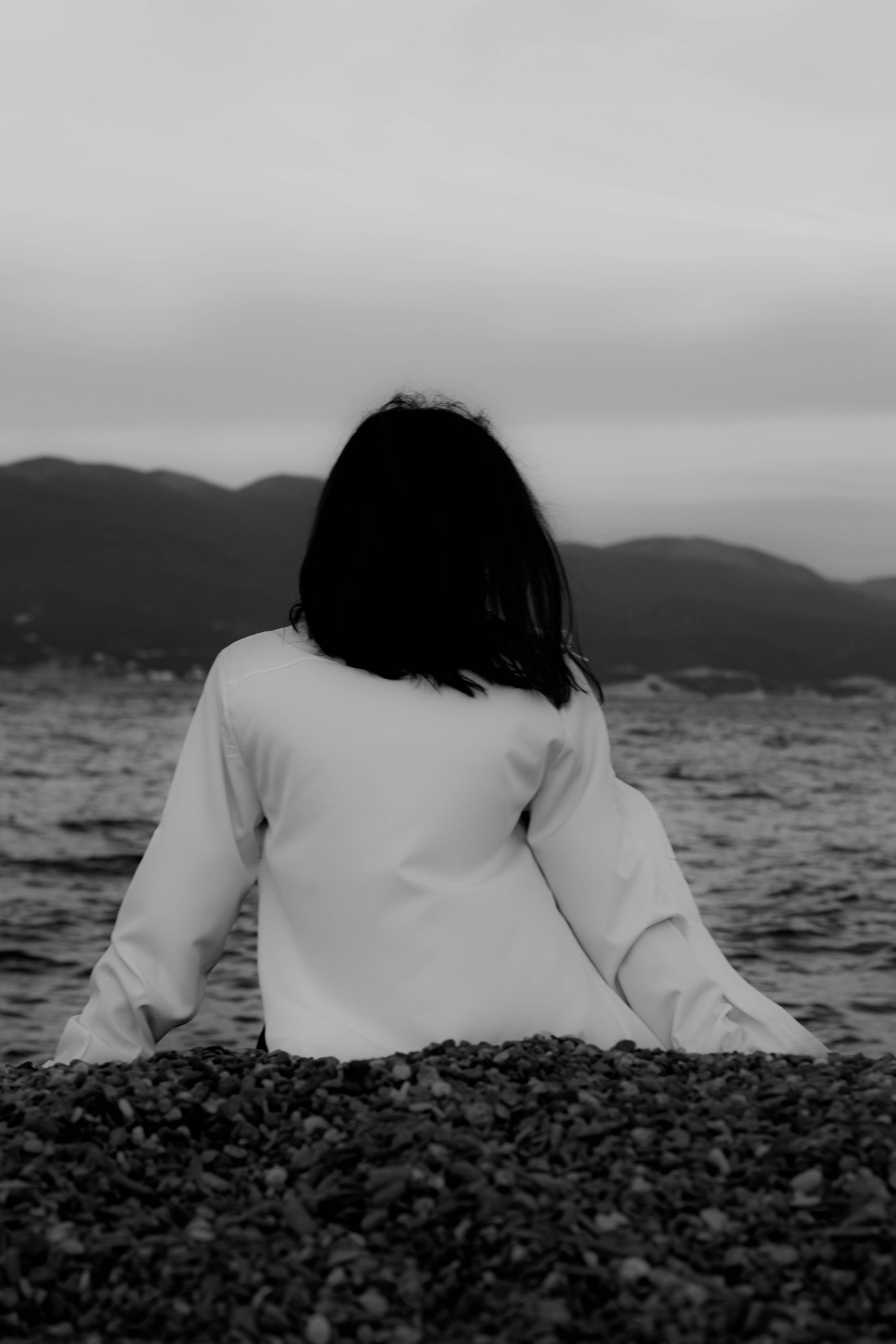 «Невесомость волн: девушка и море». Уличный фотограф Города N