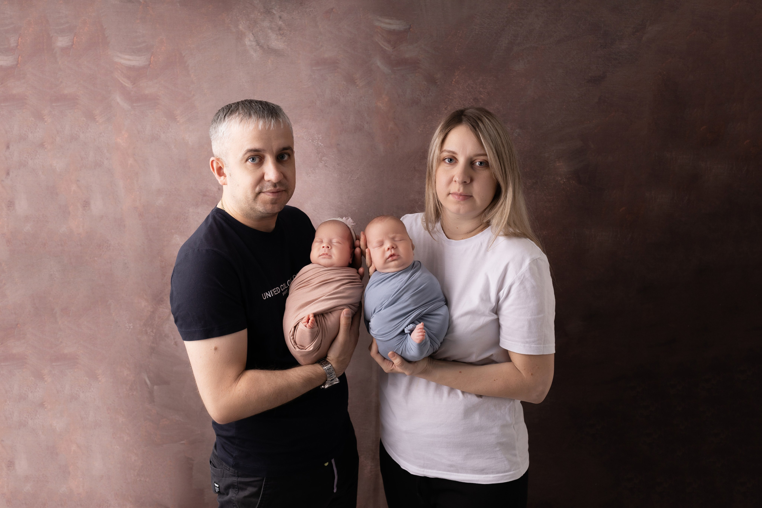 Фотосъемка двойни. Фотограф новорожденных малышей в Омске и Омской области Эльвира Камаева