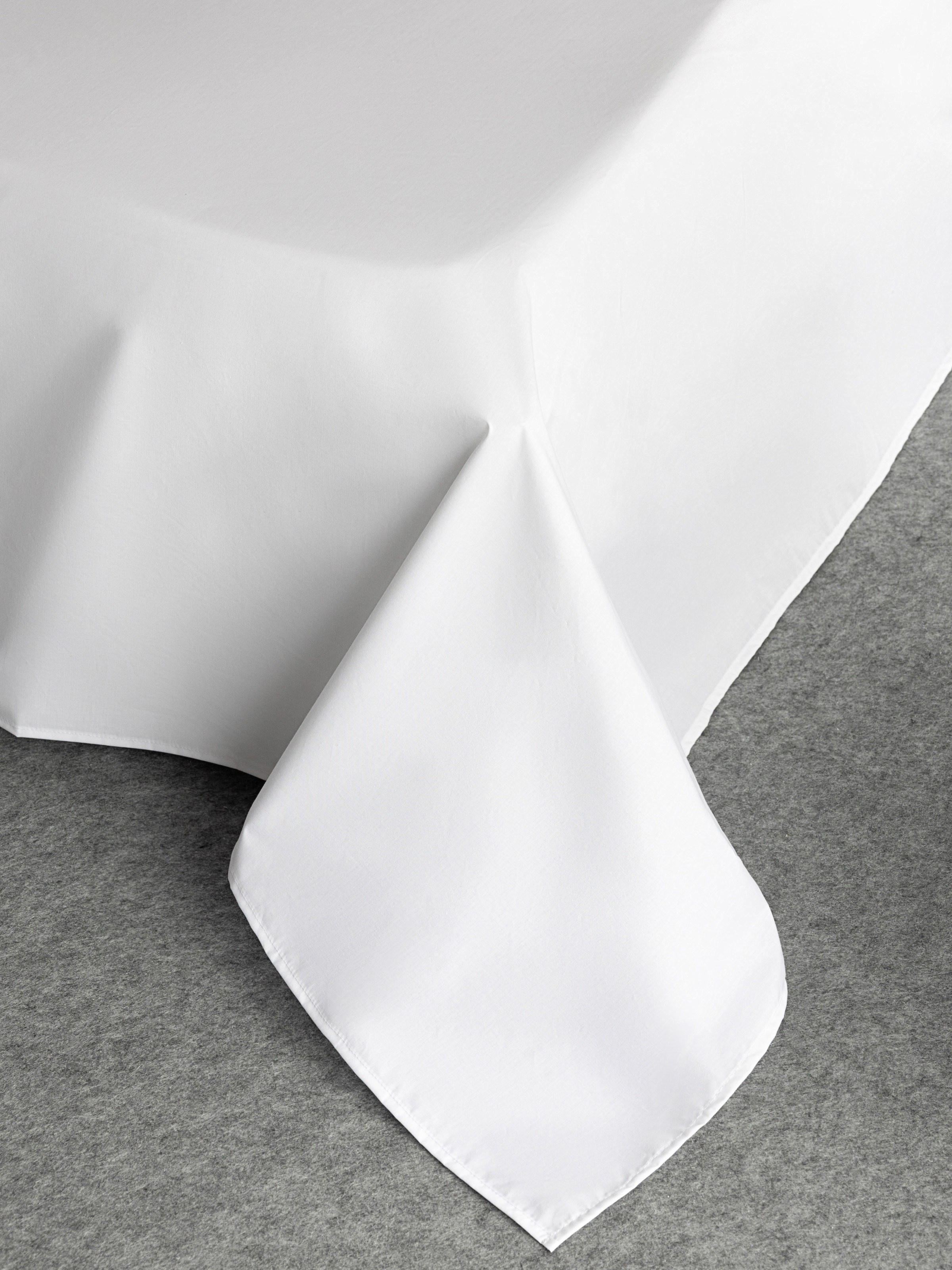 Детализация края белой простыни | Интерьерная съемка для бренда