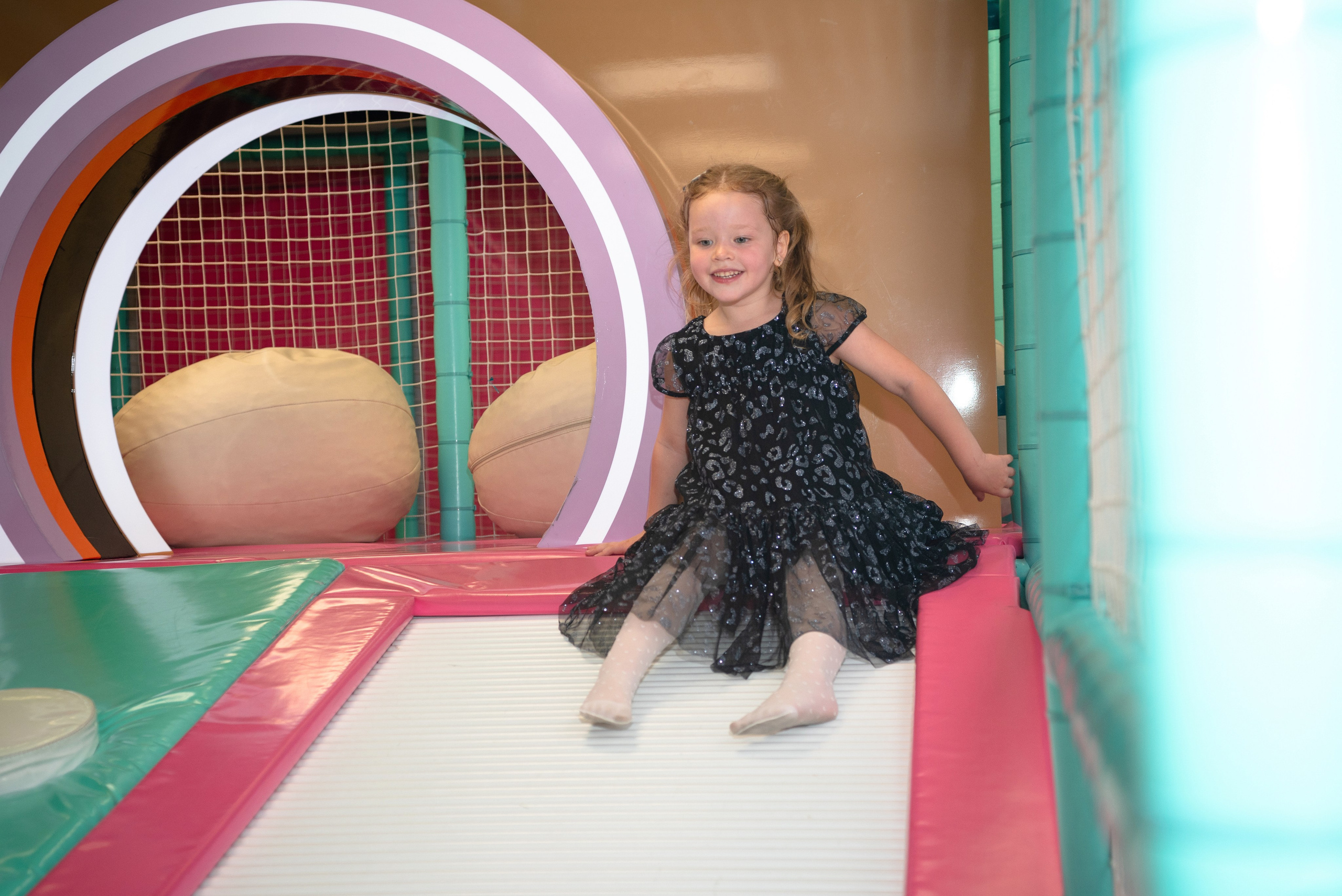 Профессиональный фотограф из Сургута/Нефтеюганска запечатлевает живое настроение и радость детско-подростковых праздничных мероприятий, включая дни рождения, выпускные вечера и семейные торжества.