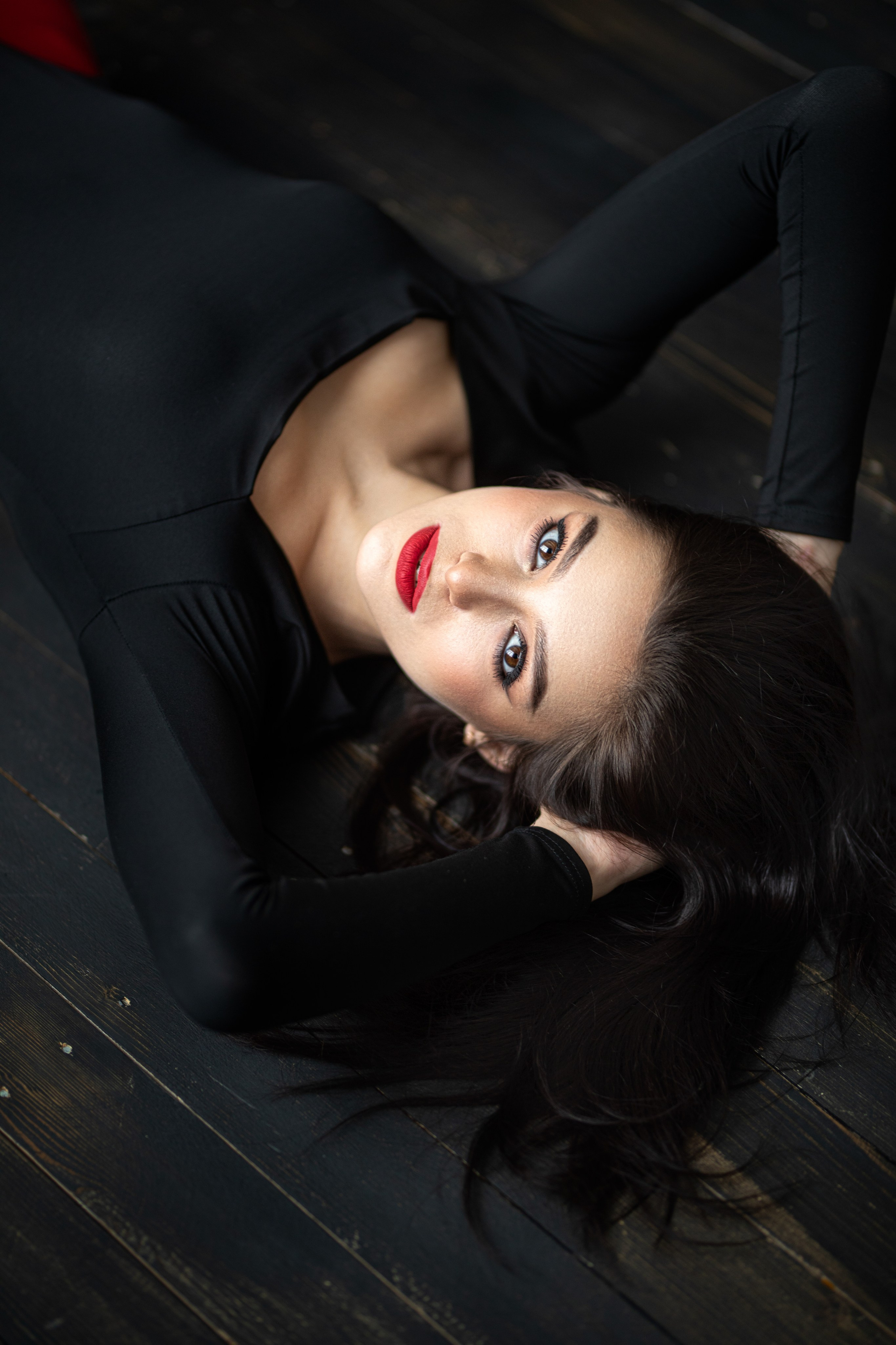 Фотосет с Марианной в студии с минимальным интерьером в формате для «себя»