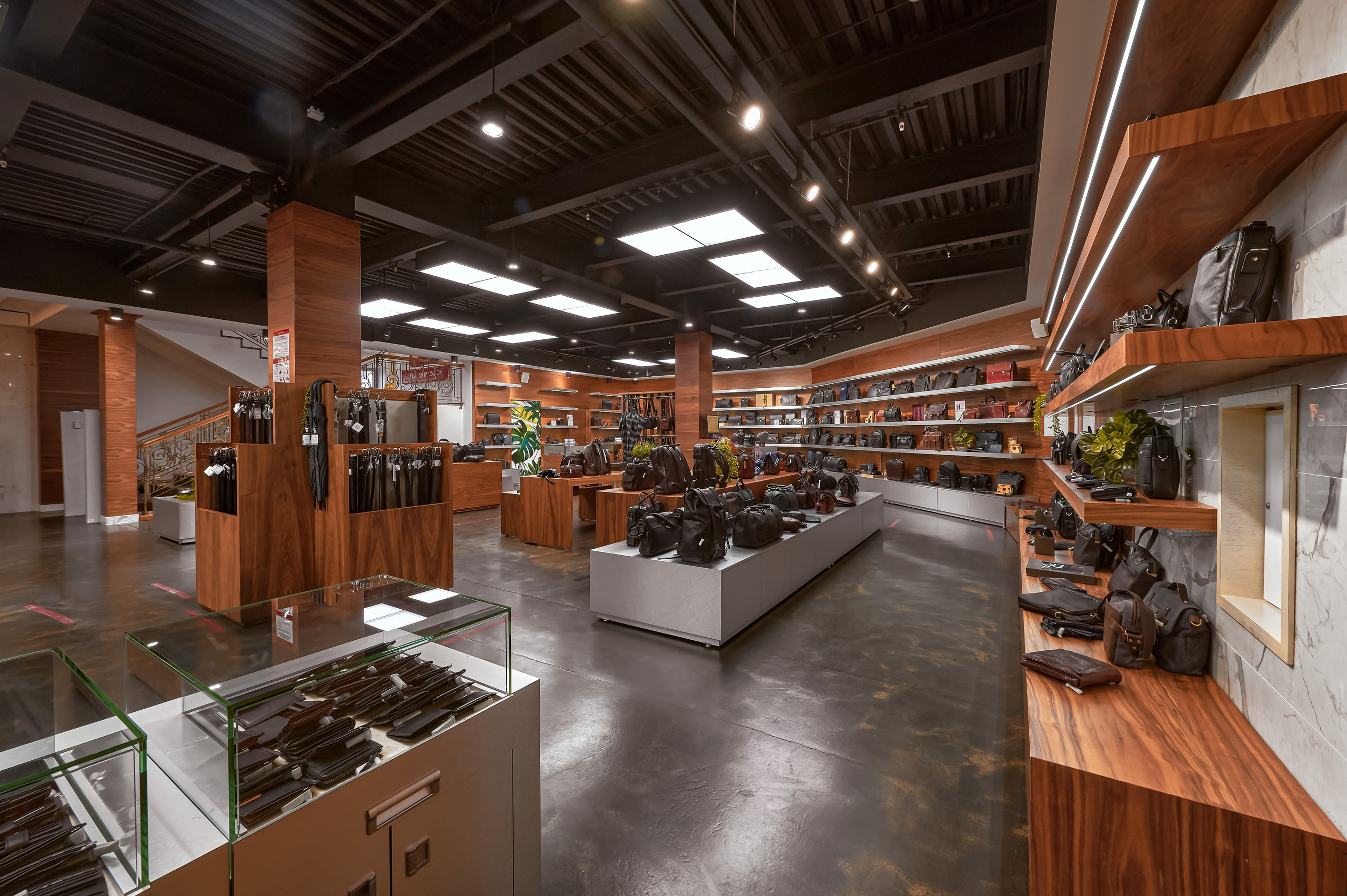 Портфолио по интерьерной и экстерьерной фотосъёмки: Мир сумок — Левый берег. Фотограф Яковлев Роман — Красноярск