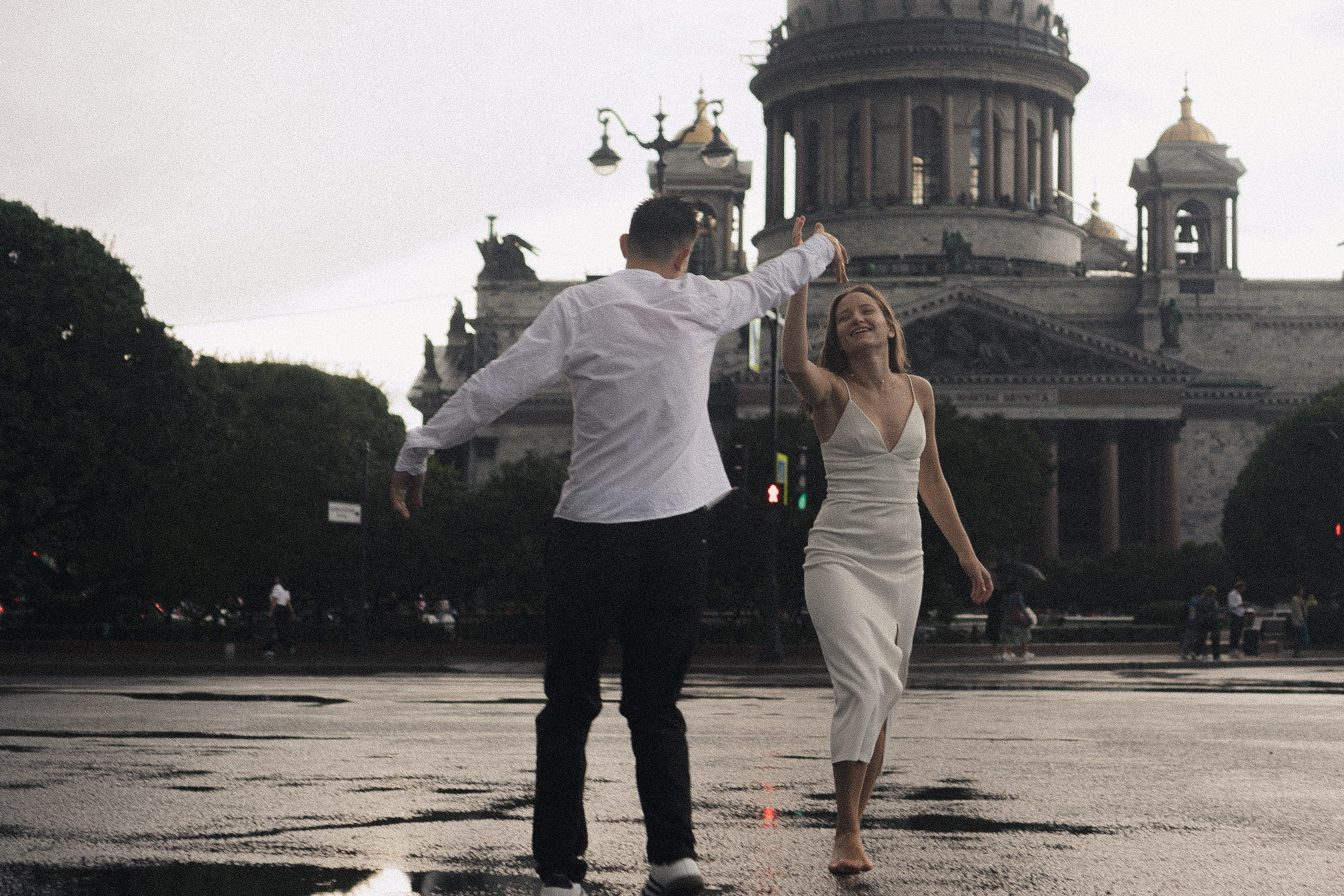 СВАДЕБНАЯ ФОТОСЕСИСИЯ В МЕТРО И ВОЗЛЕ ИСАКИЕВСКОГО СОБОРА В ДОЖДЬ. Профессиональный фотограф, Санкт-Петербург — Виктория Богомолова