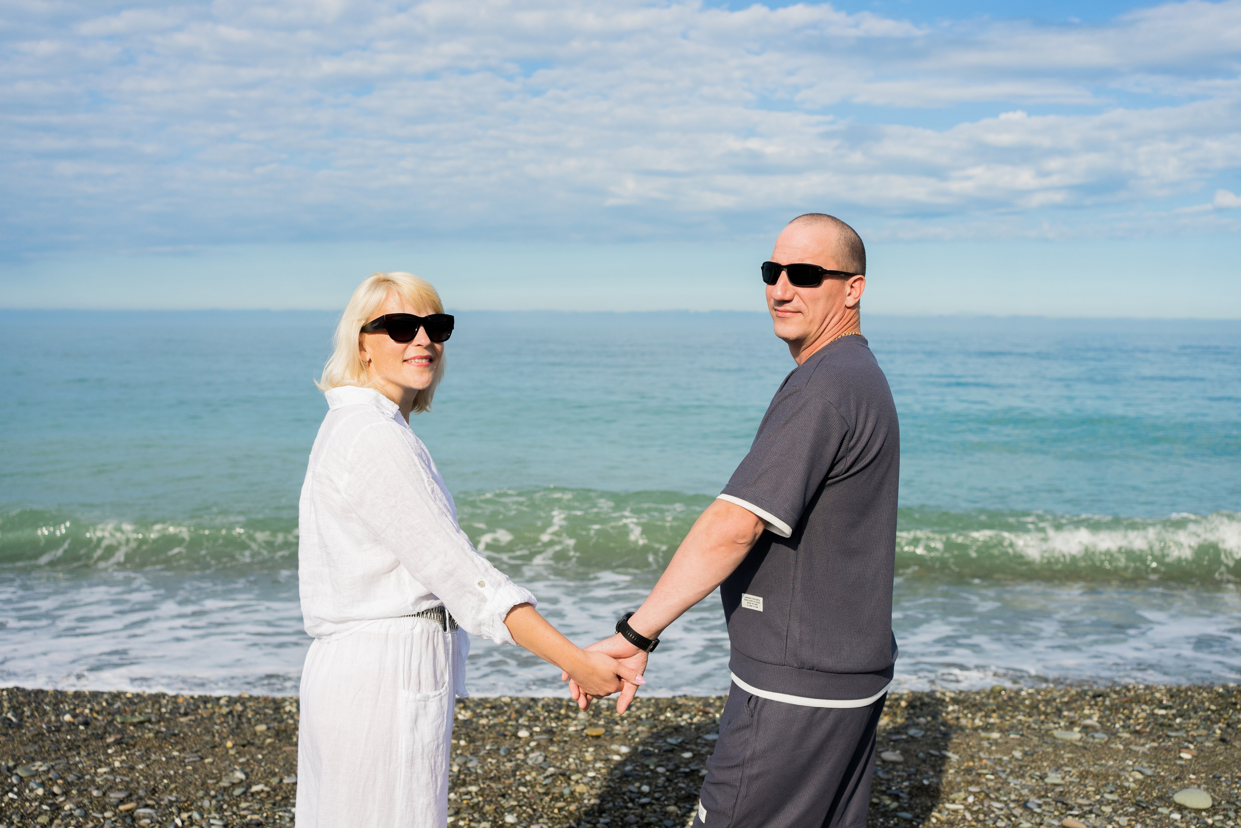 Утренняя съемка пары на море и набережной в Адлере. Фотограф в Сочи Тиунова Маргарита и Тиунов Евгений