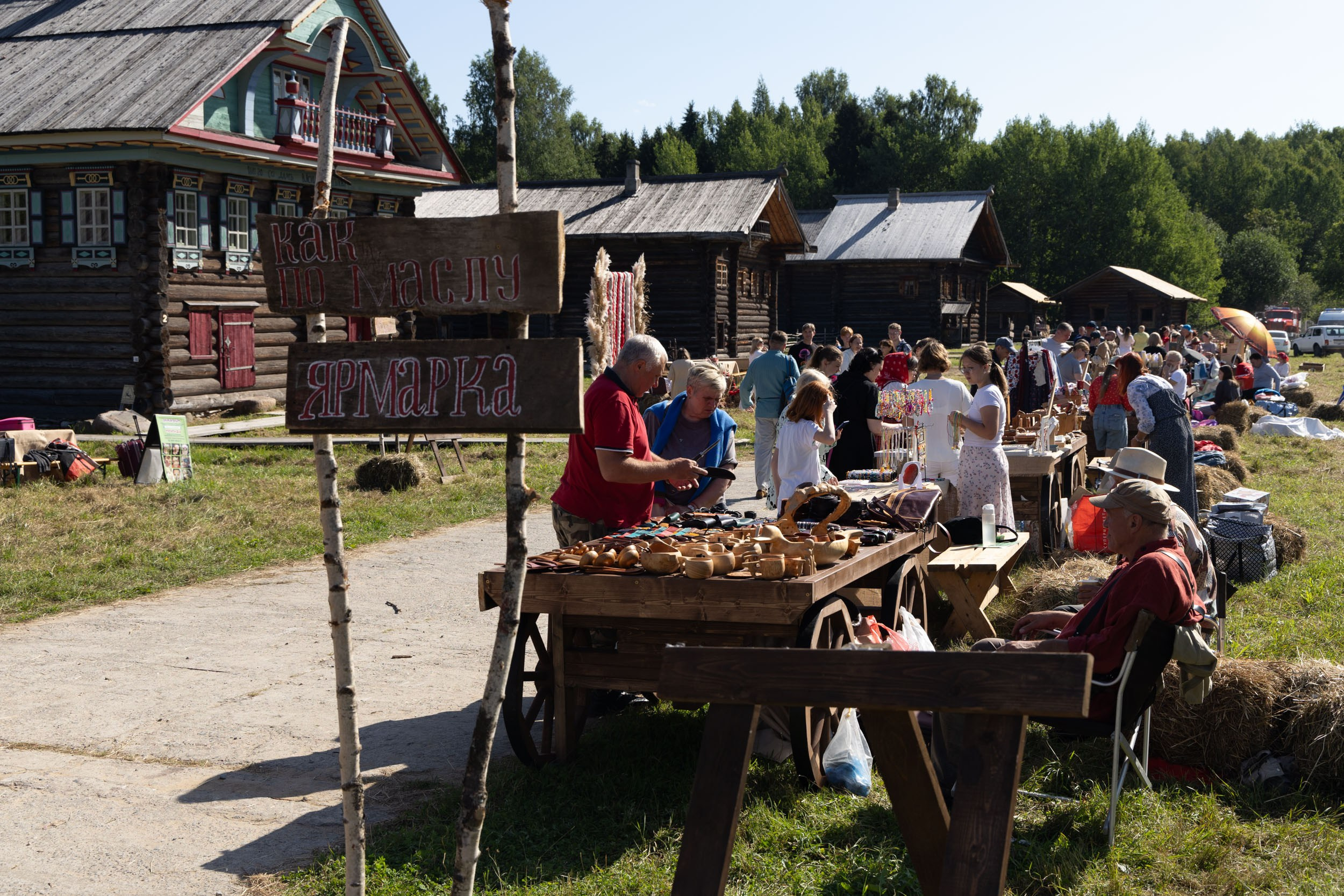Торговые ряды на деревенской улице летом.