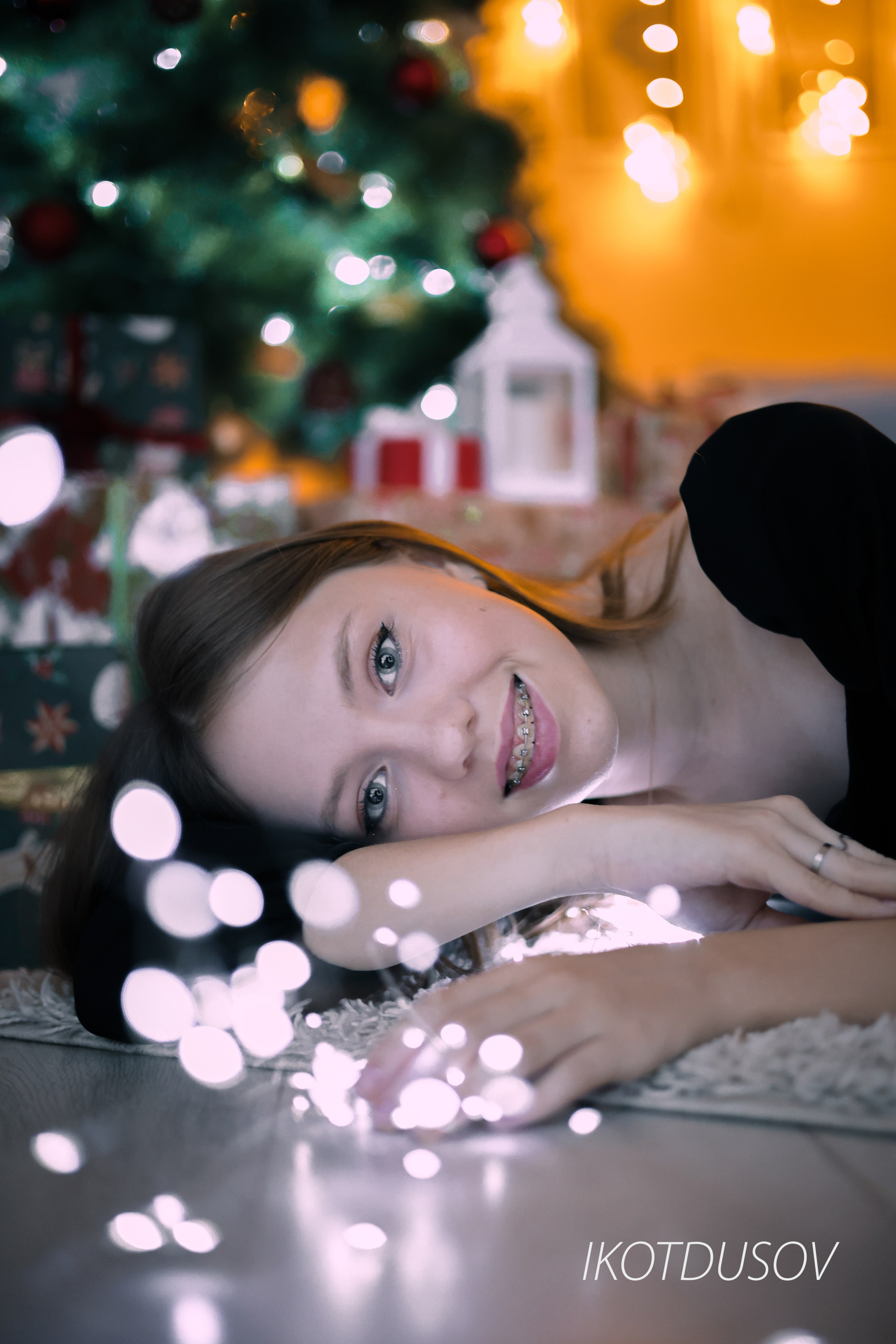 Фотограф Илнар Котдусов - портрет девушки дома на фоне новогодней елки.