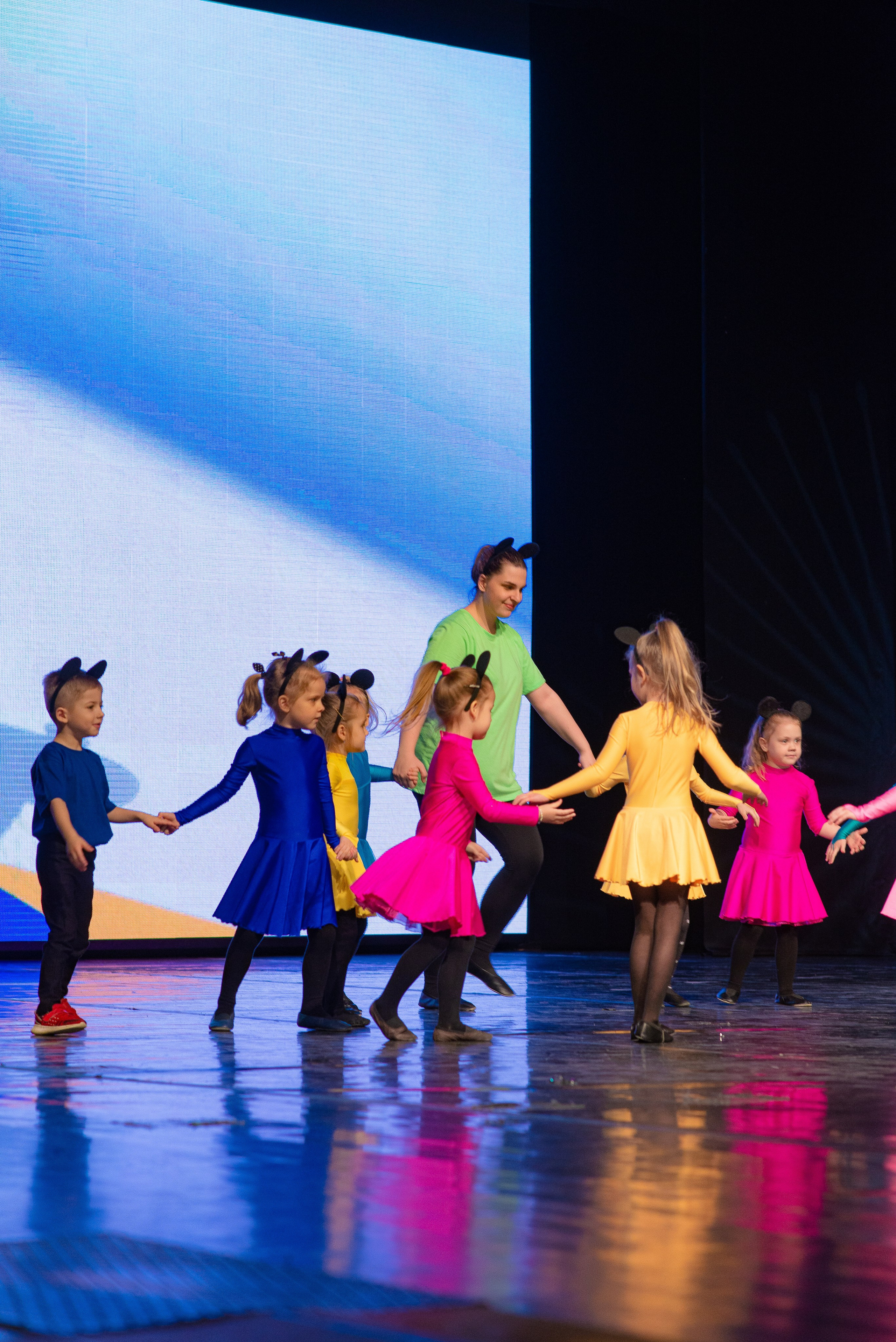 Выступление школы танцев Овация. Семейный фотограф на выписку из роддома и крещение Минск Настя Гришук