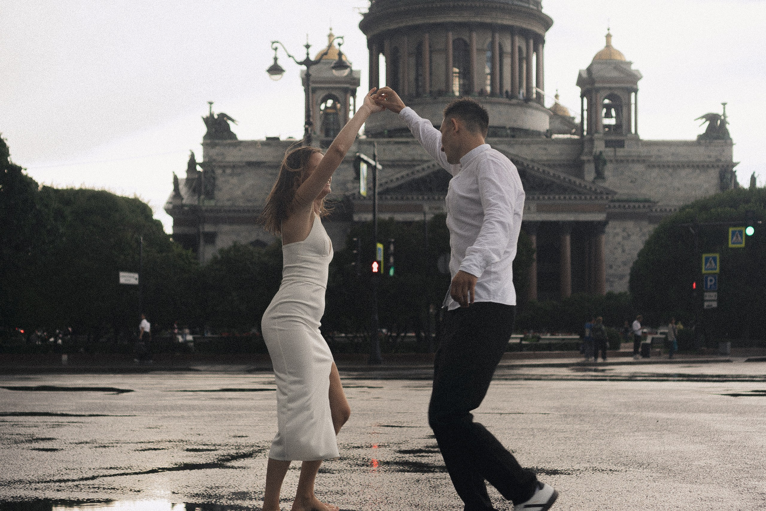 СВАДЕБНАЯ ФОТОСЕСИСИЯ В МЕТРО И ВОЗЛЕ ИСАКИЕВСКОГО СОБОРА В ДОЖДЬ. Профессиональный фотограф, Санкт-Петербург — Виктория Богомолова