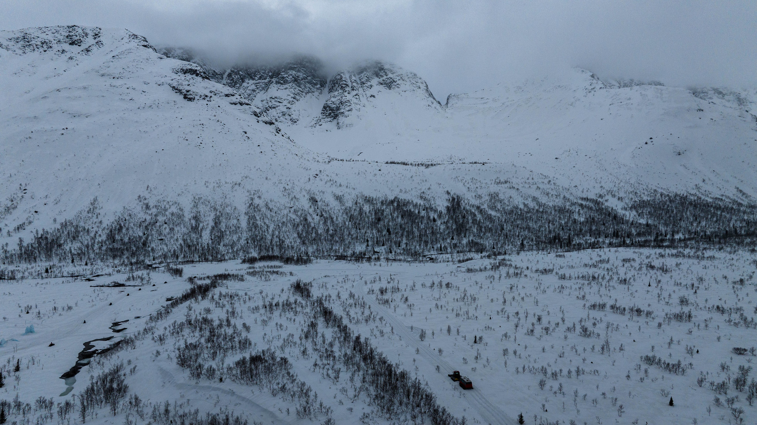 Долина реки Вудъявйорк и озеро Малый Вудъявр. Турист оптимист